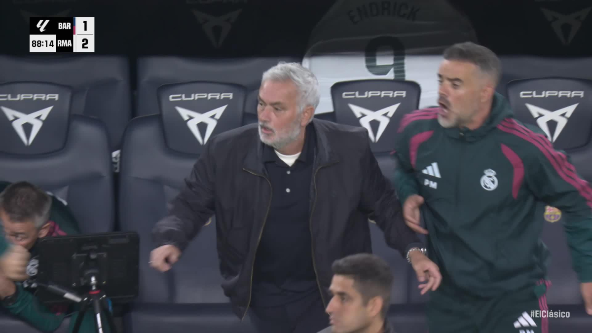 Otra celebración icónica de Mourinho en el Camp Nou: de rodillas y sacando la lengua 