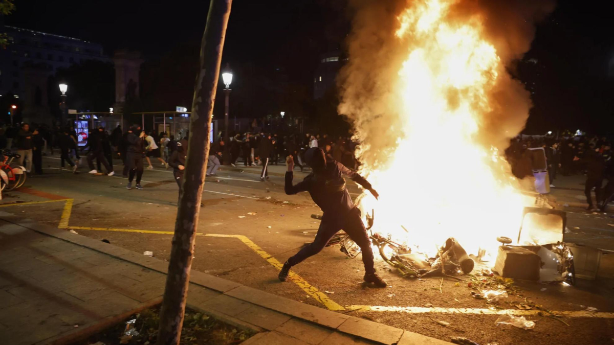  Caos en el centro de Barcelona: saqueos, incendios, cargas policiales y al menos 128 detenidos 