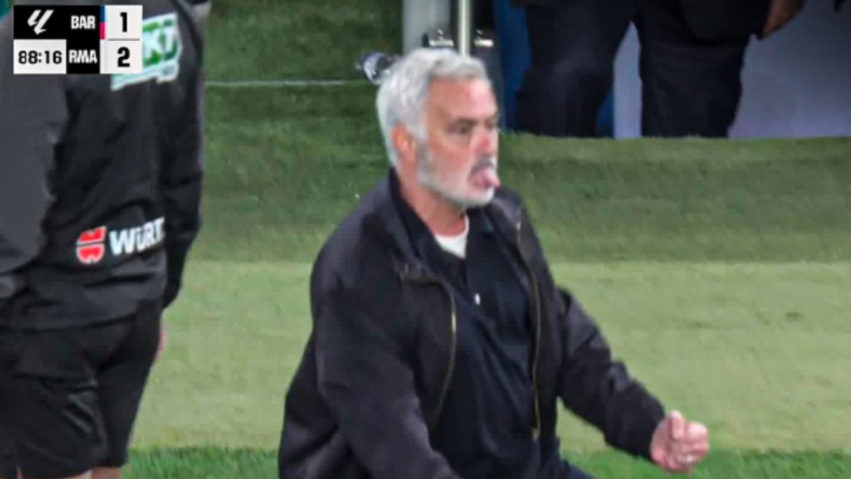 Otra celebración icónica de Mourinho en el Camp Nou: de rodillas y sacando la lengua
