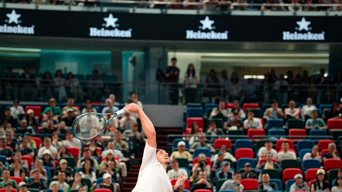 A Landaluce se le escapan cuatro pelotas de partido ante Zverev en Viena