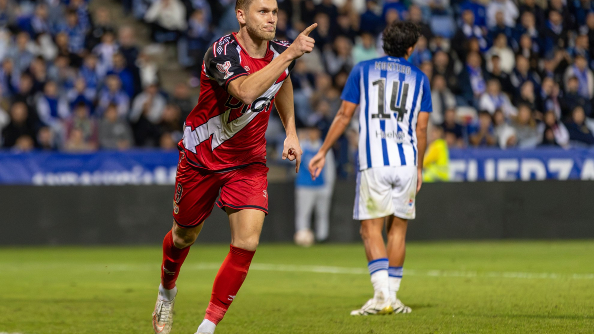 El Rayo remonta y despide a un combativo Recreativo de la Copa del Rey