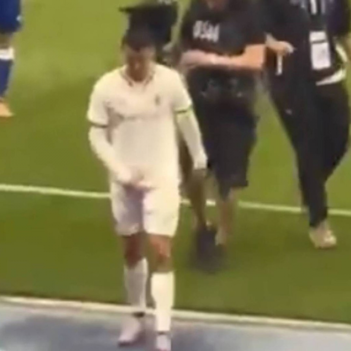 Cristiano Ronaldo se toca los genitales como respuesta a gritos a favor de Messi Cristiano Ronaldo se toca los genitales como respuesta a gritos a favor de Messi