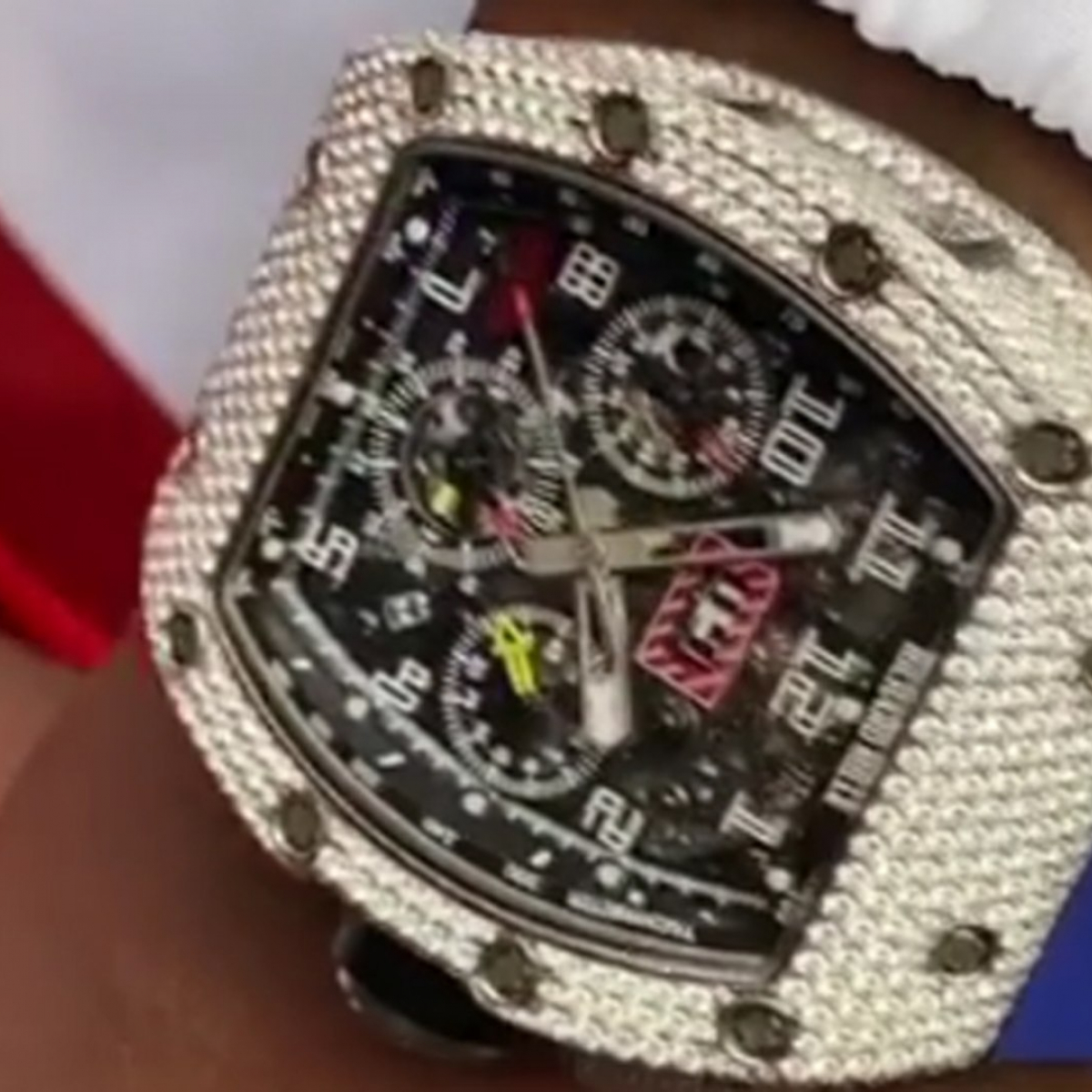 Mayweather se envuelve en la bandera de Inglaterra con un reloj de - Main Image