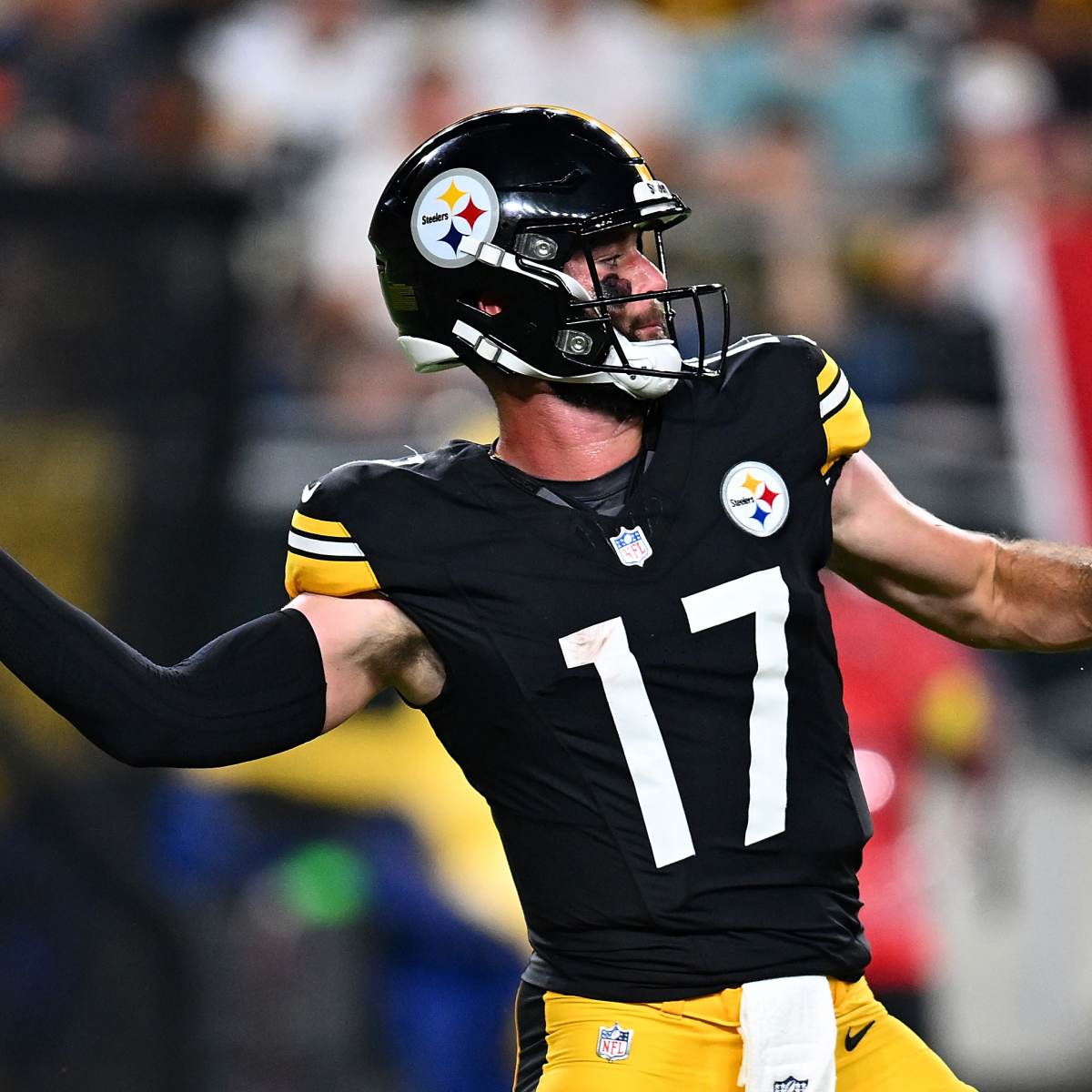 Skylar Thompson, de Steelers, sufre lesiones tras ser asaltado antes de  jugar en Dublín, image size:1200x1200