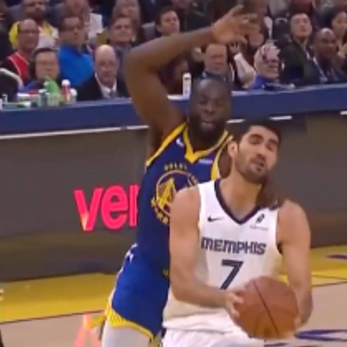 La agresión y burla de Draymond Green a Aldama: casi le arranca la