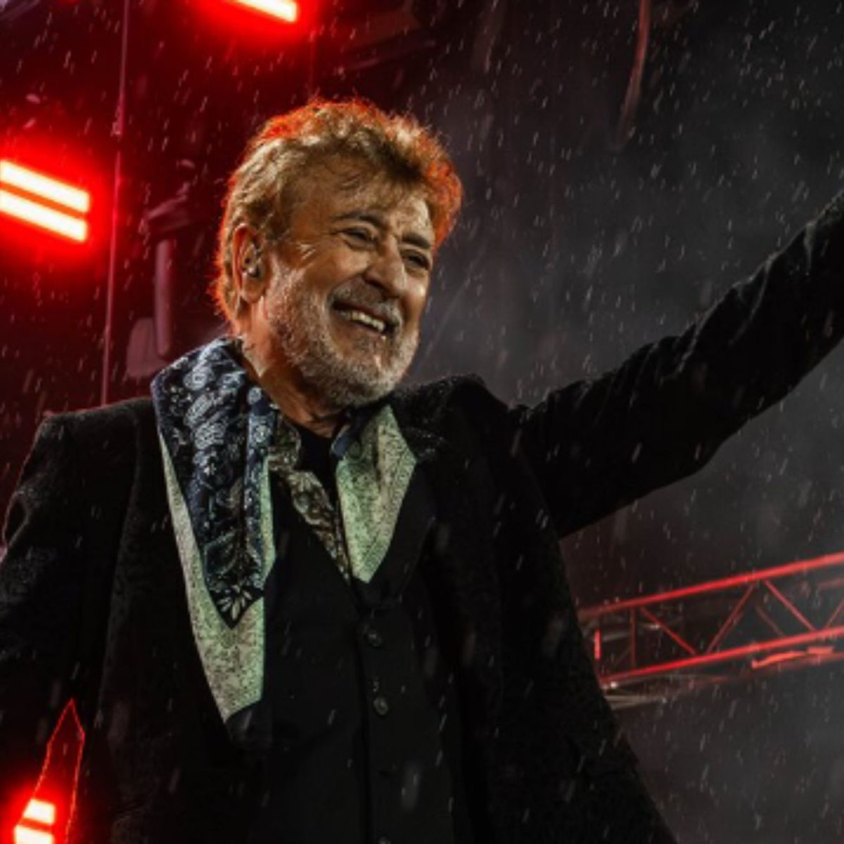 Terrible caída de Manolo García en pleno concierto al lanzarse encima del  público