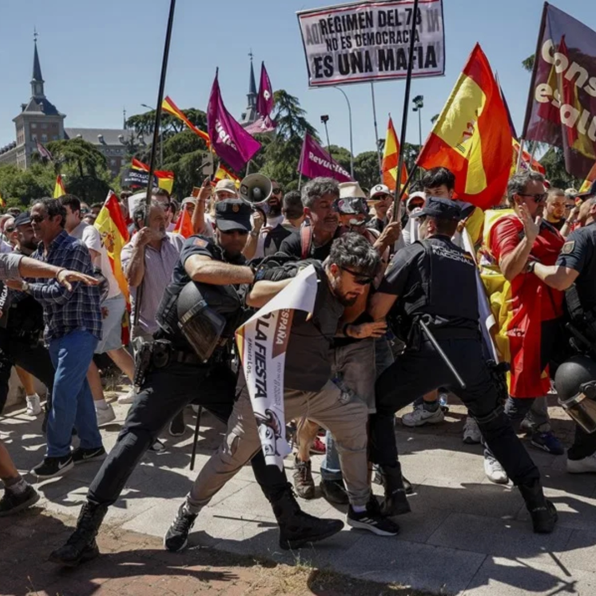 Tres detenidos y siete agente heridos en la marcha para pedir la dimisión de Pedro Sánchez