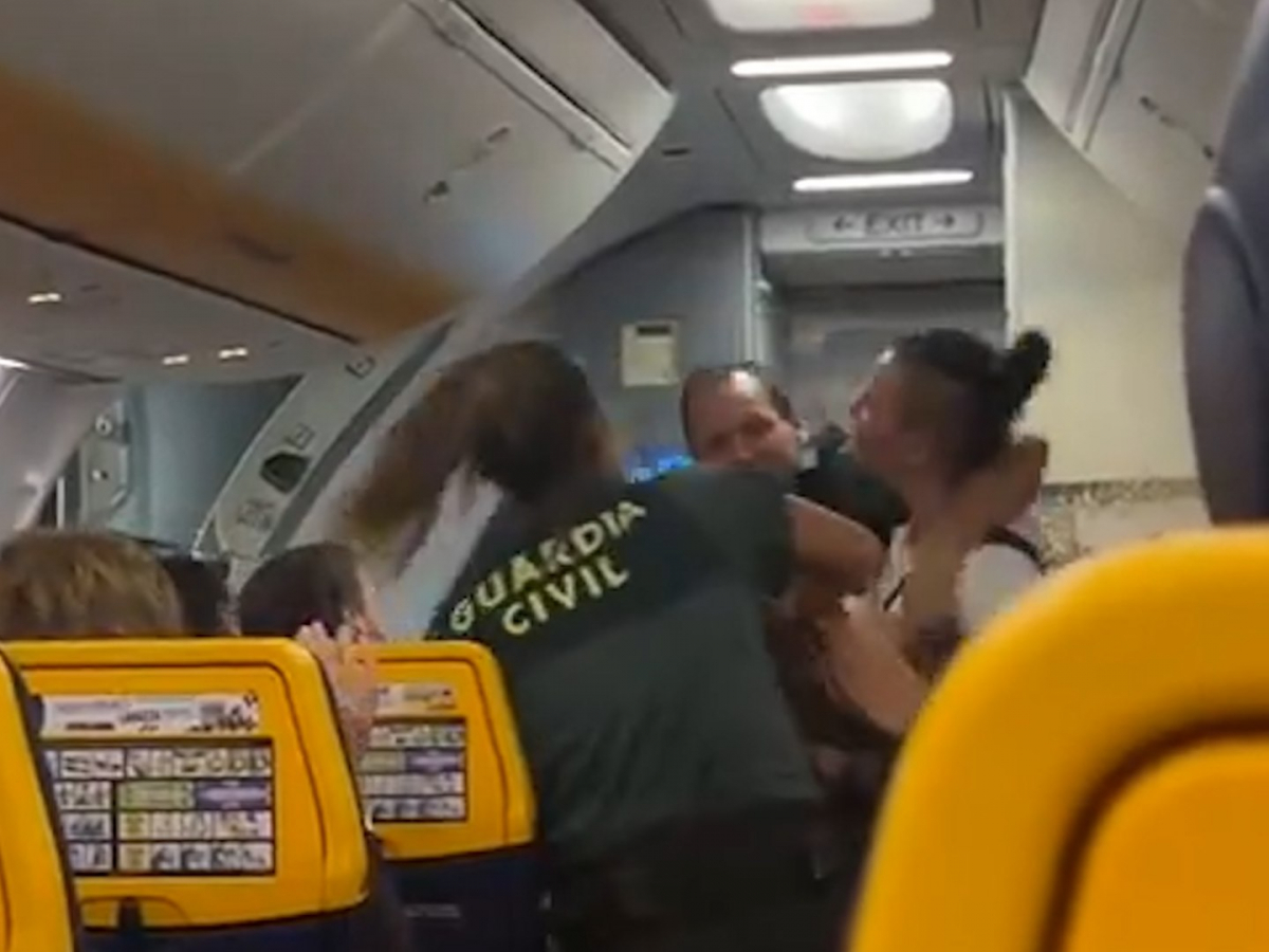 Sinead Kavanagh, luchadora de MMA, agrede a dos policías