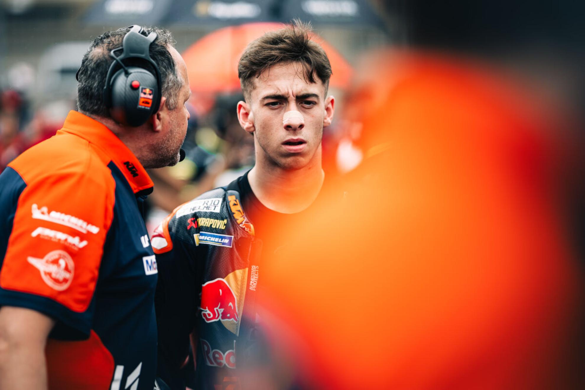 Pedro Acosta, con gesto serio en Austin. KTM