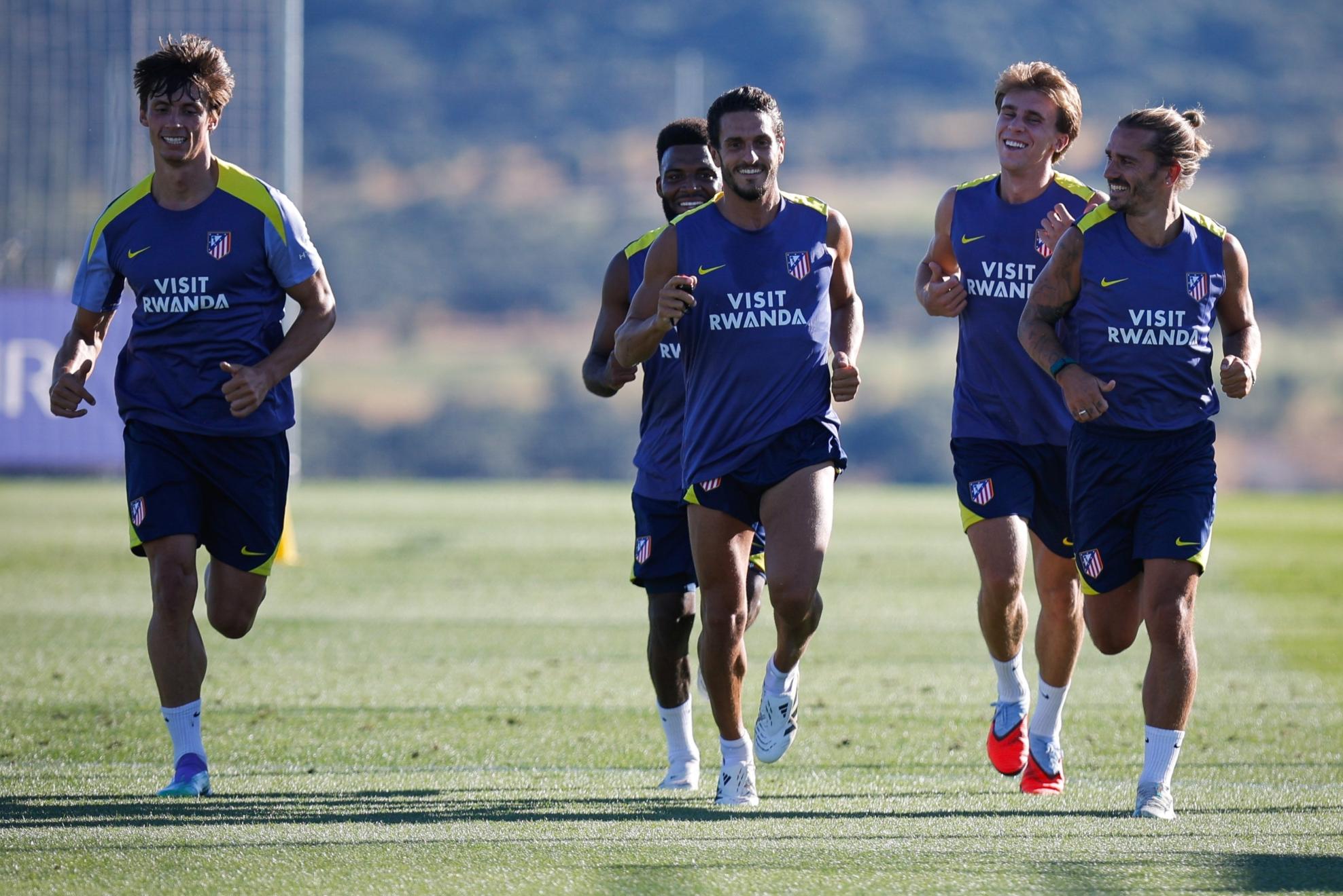 Le Normand, Lemar, Koke, Barrios y Griezmann, durante el primer entrenamiento del Atlético.