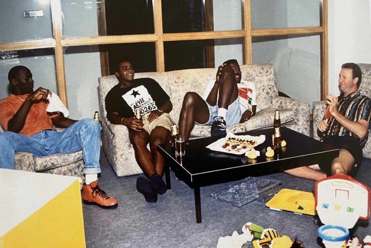Michael Jordan, Ahmad Rashad, Pat Ewing y Larry Bird, de cervezas en Barcelona 92.