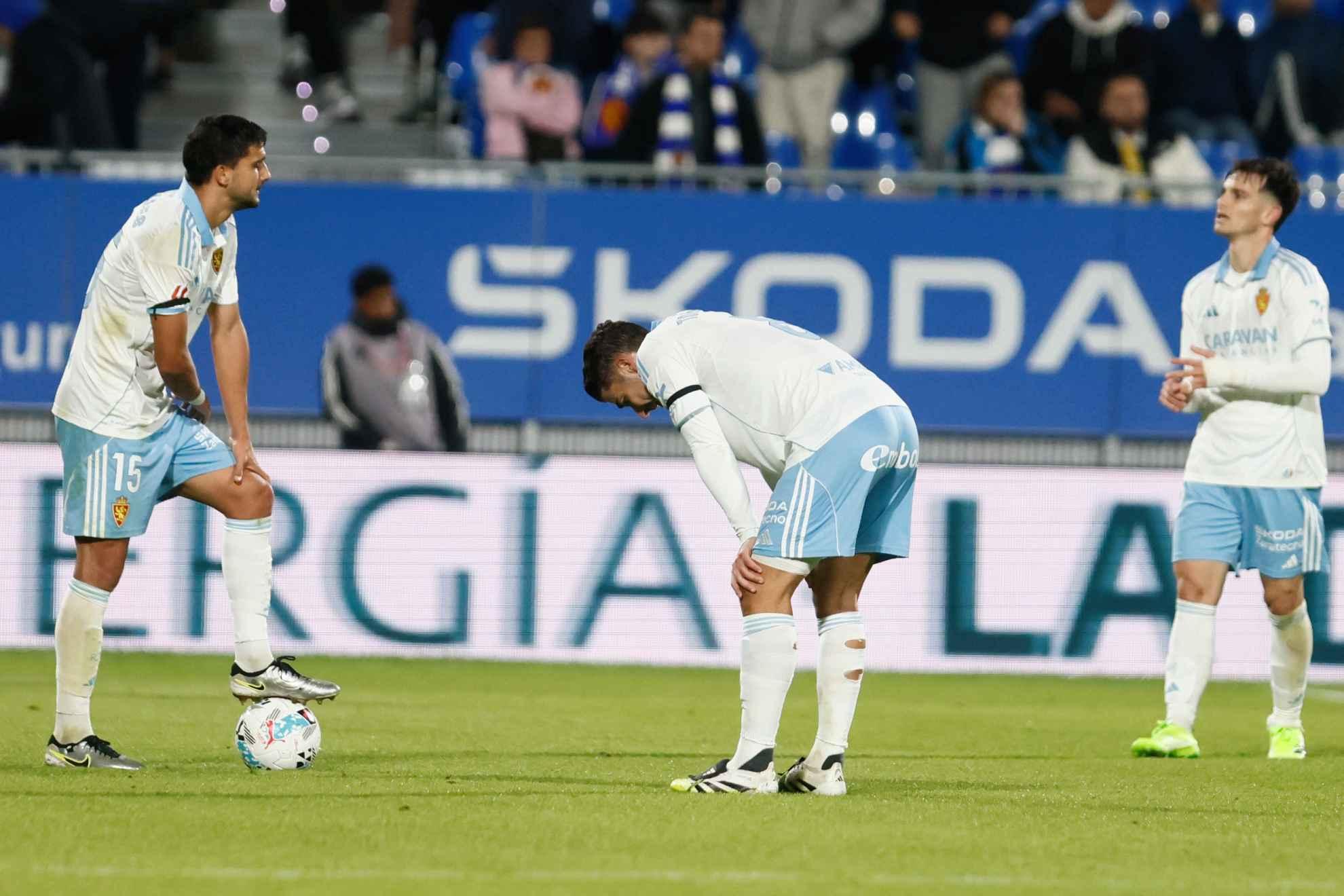 Los jugadores del Zaragoza, cabizbajos tras otra derrota.