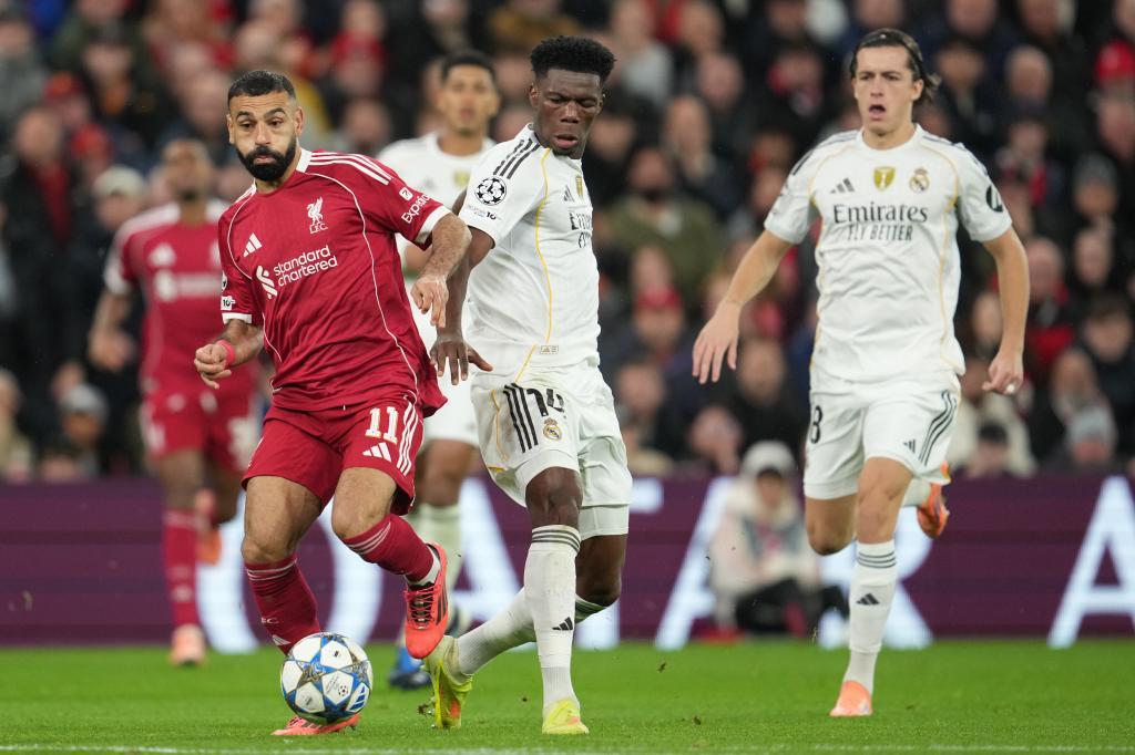 Mohamed Salah y Aurelien Tchouameni luchando por el balón. (AP Photo/Jon Super)