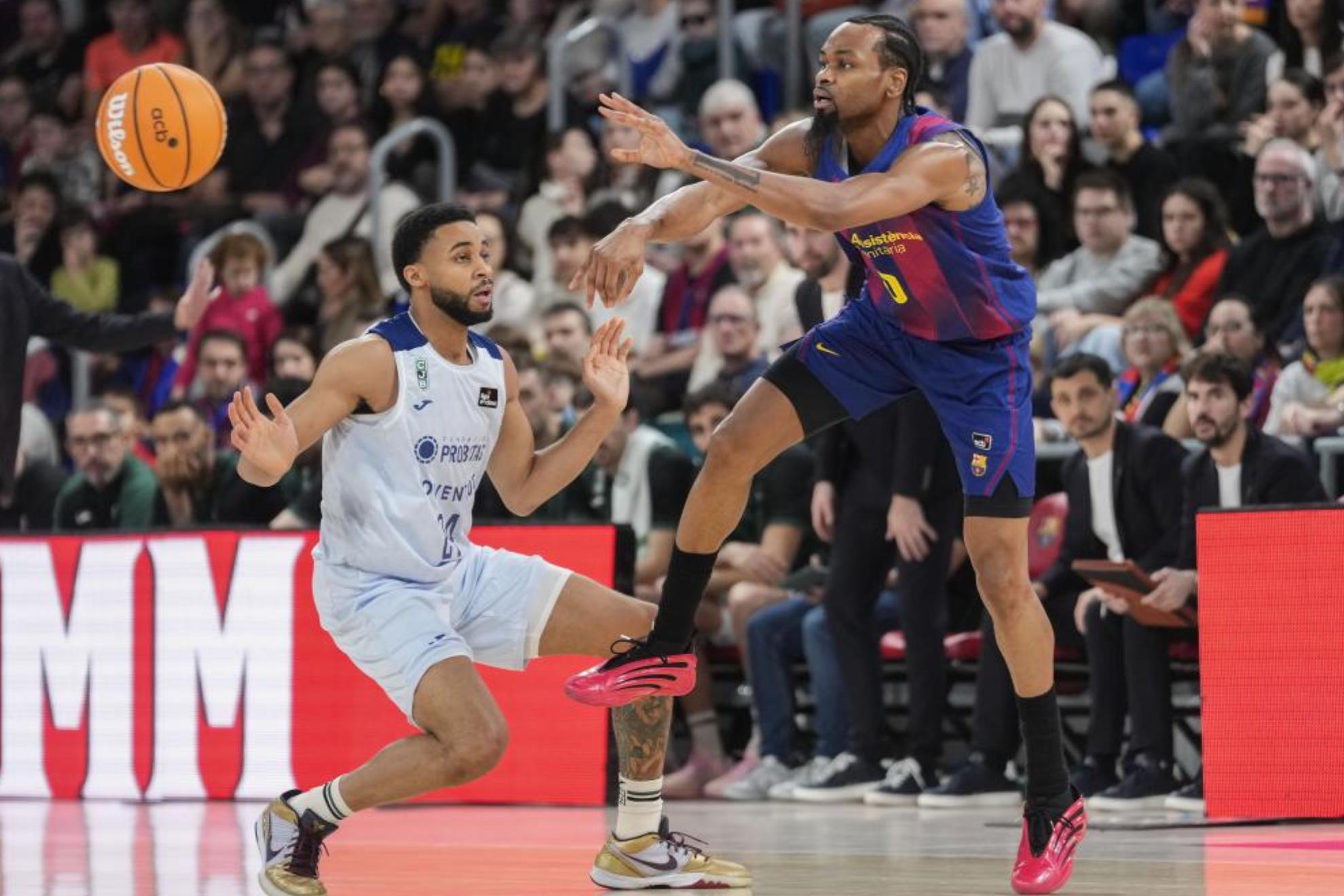 Kevin Punter da un pase ante la defensa de Cameron Hunt.