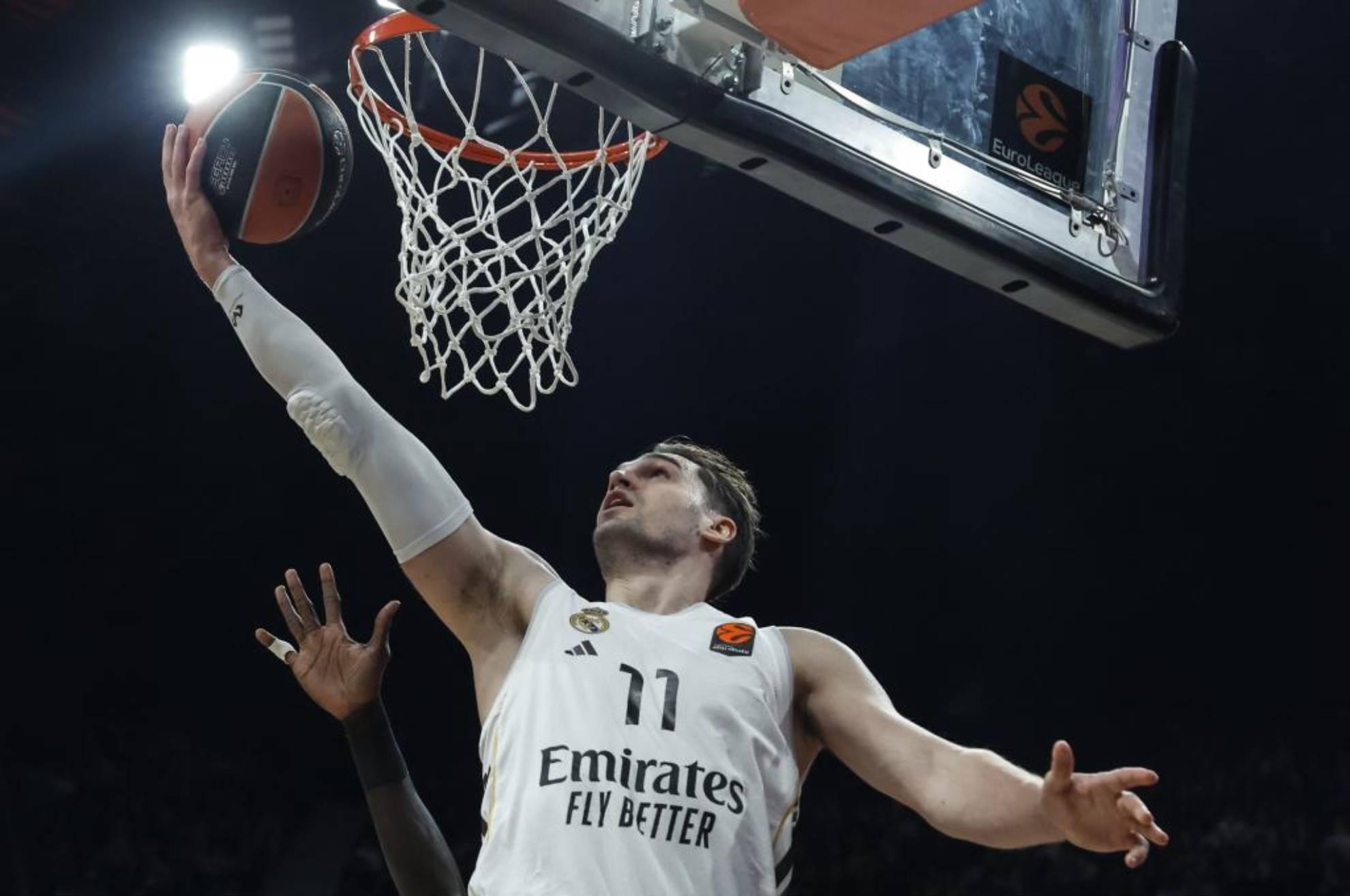 Mario Hezonja hace una entrada a canasta. EFE