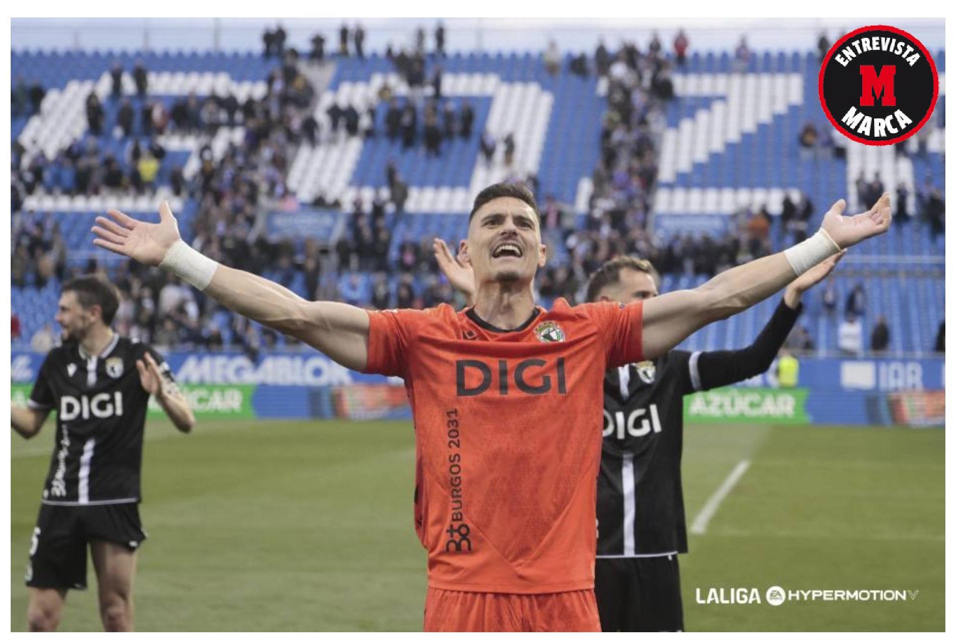 Cantero, en uno de los habituales saludos de los jugadores del Burgos a sus aficionados