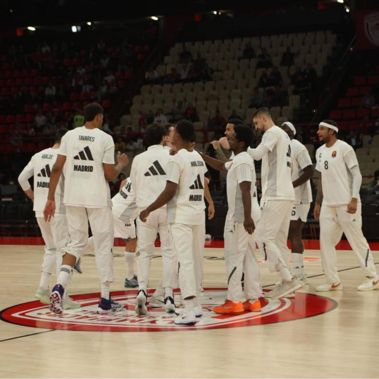 Los jugadores del Madrid hacen piña antes de enfrentarse al Olympiacos en El Pireo.