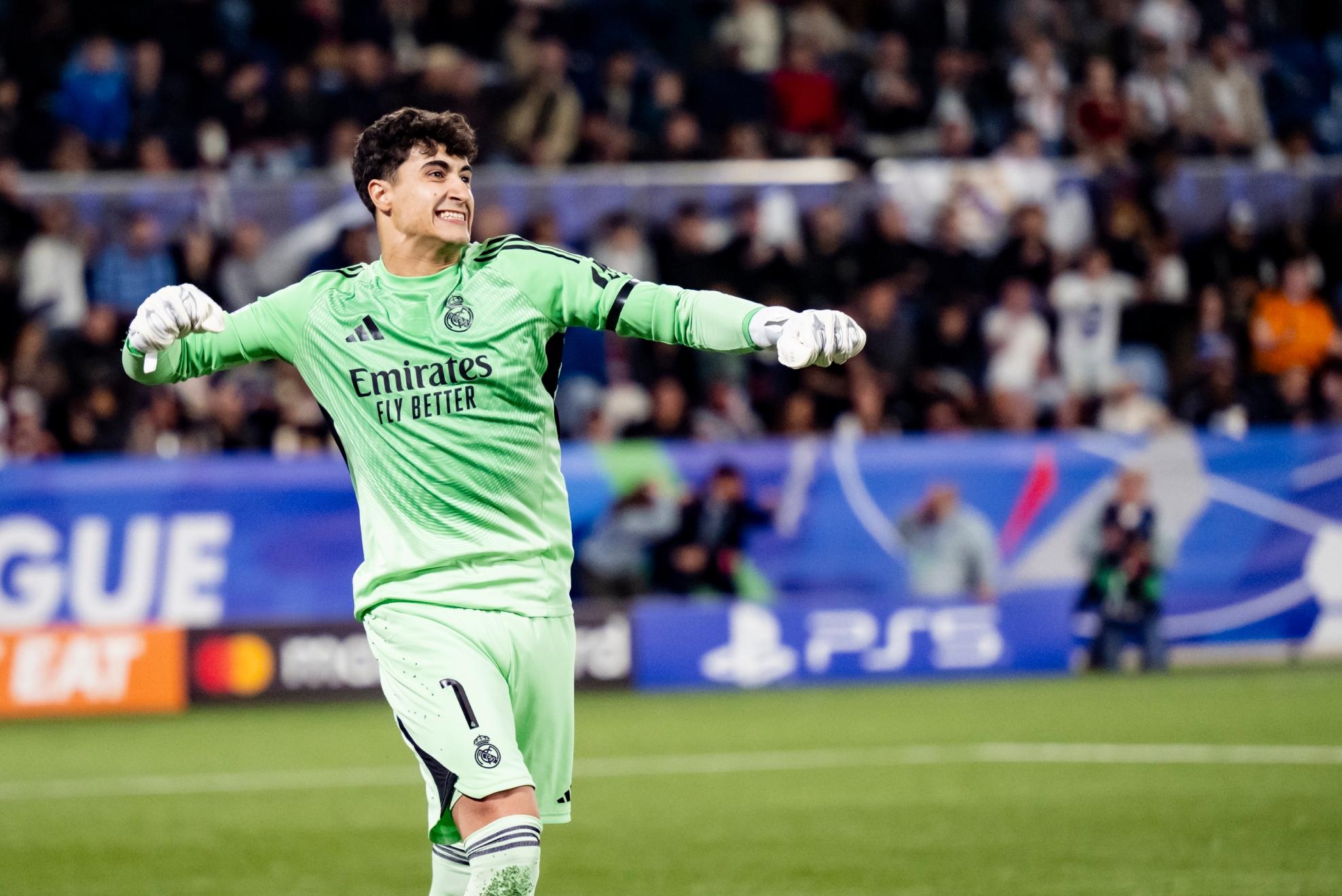 Javi Navarro, celebrando una de sus paradas en la tanda de penaltis ante el PSG.