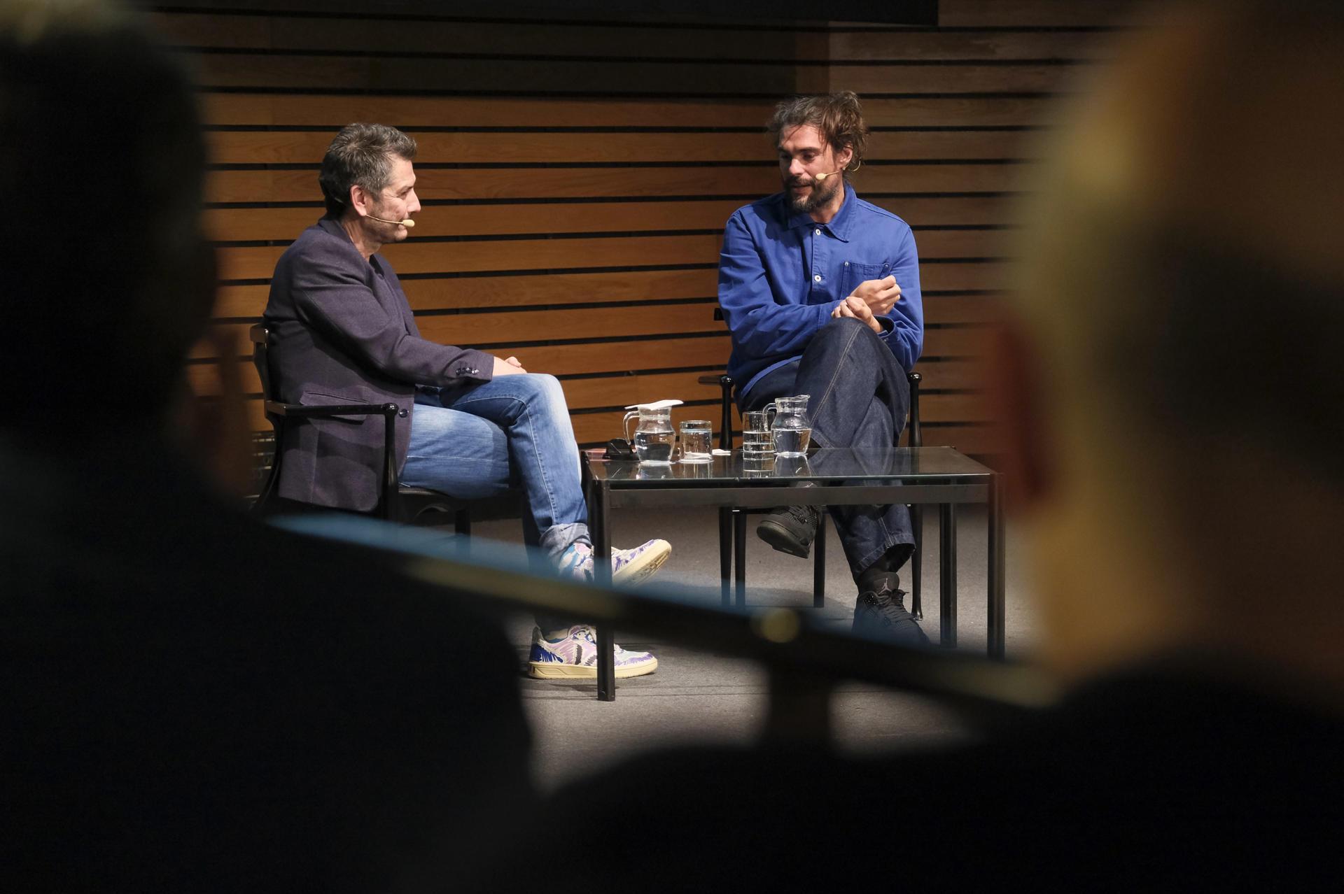 El director Oliver Laxe en una entrevista con Carlos del Amor en las Jornadas del Oficio Cinematográfico del Festival de Cine de Las Palmas de Gran Canaria