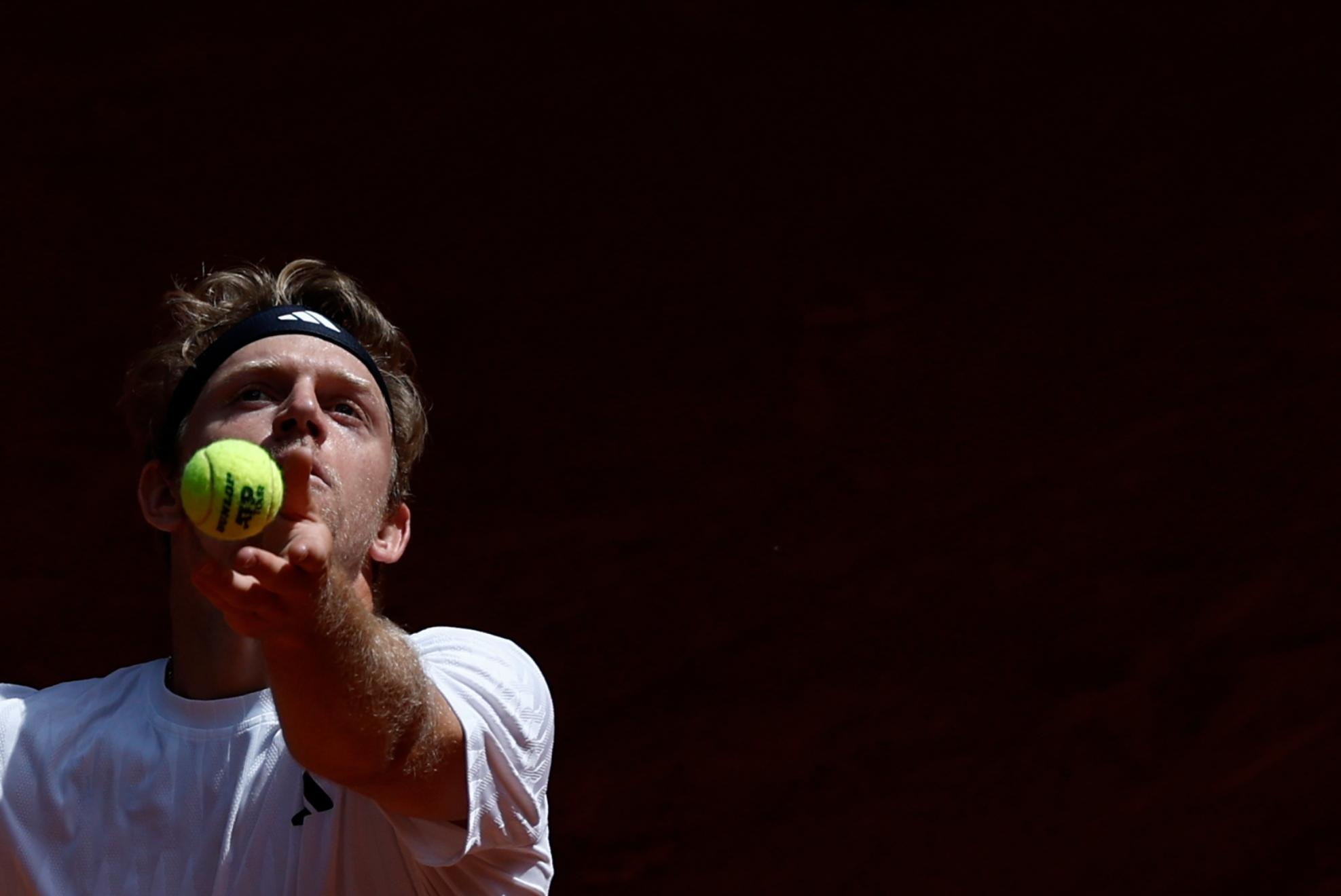 Davidovich, en el momento del saque.