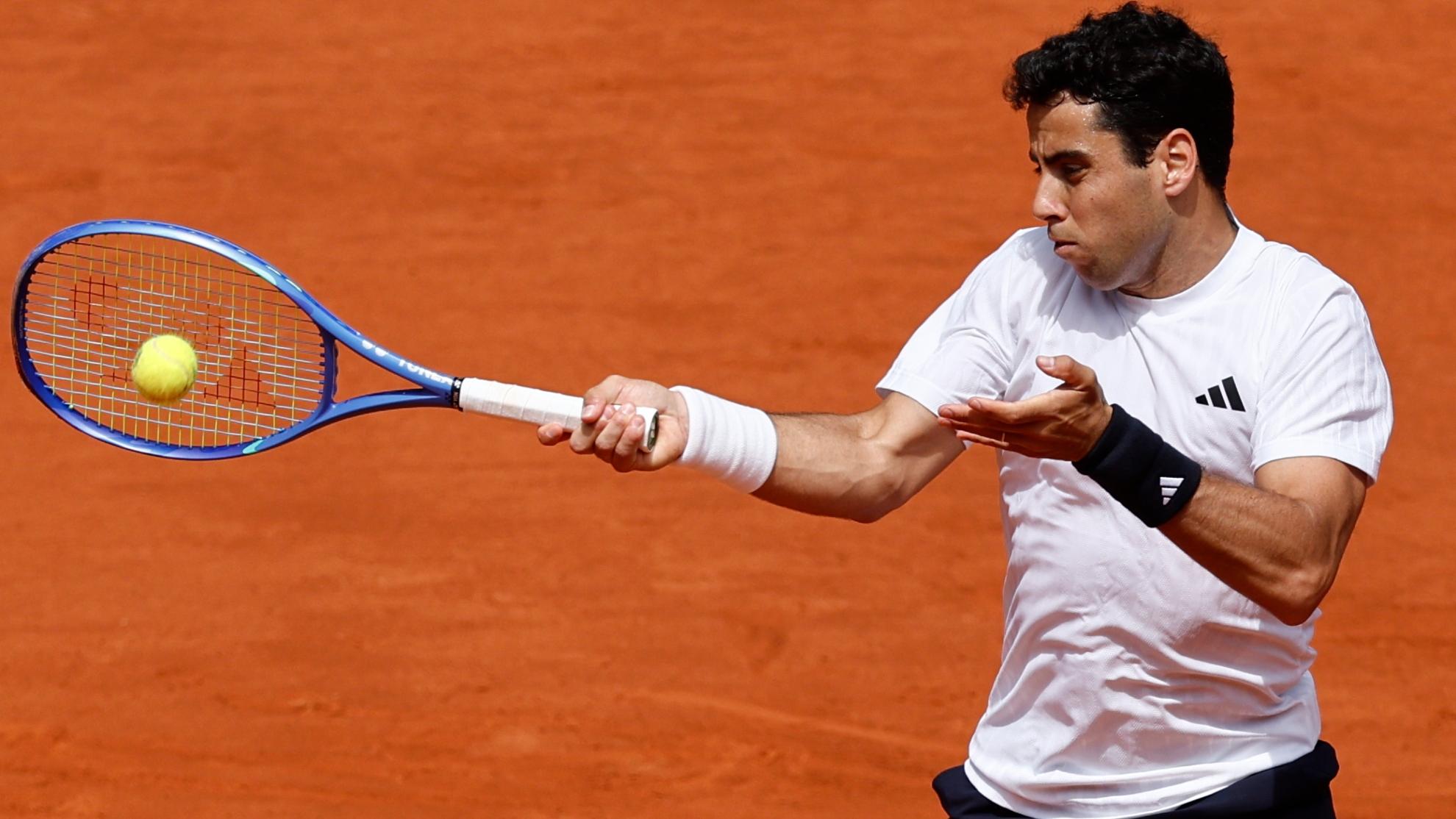 Munar pega de derecha.