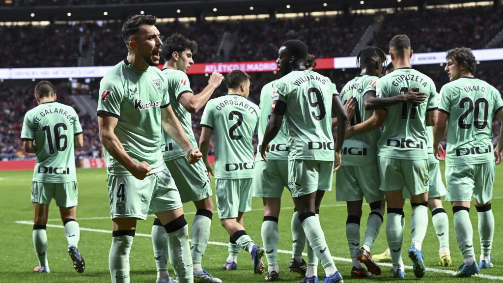MADRID, 25/04/2026.- El defensa del Athletic Aitor Paredes (i) celebra junto a sus compañeros tras marcar el 0-1 durante el partido de la jornada 32 de LaLiga entre Atlético de Madrid y Athletic Club Bilbao, este sábado en el estadio Riyadh Air Metropolitano de Madrid. EFE/ Fernando Villar