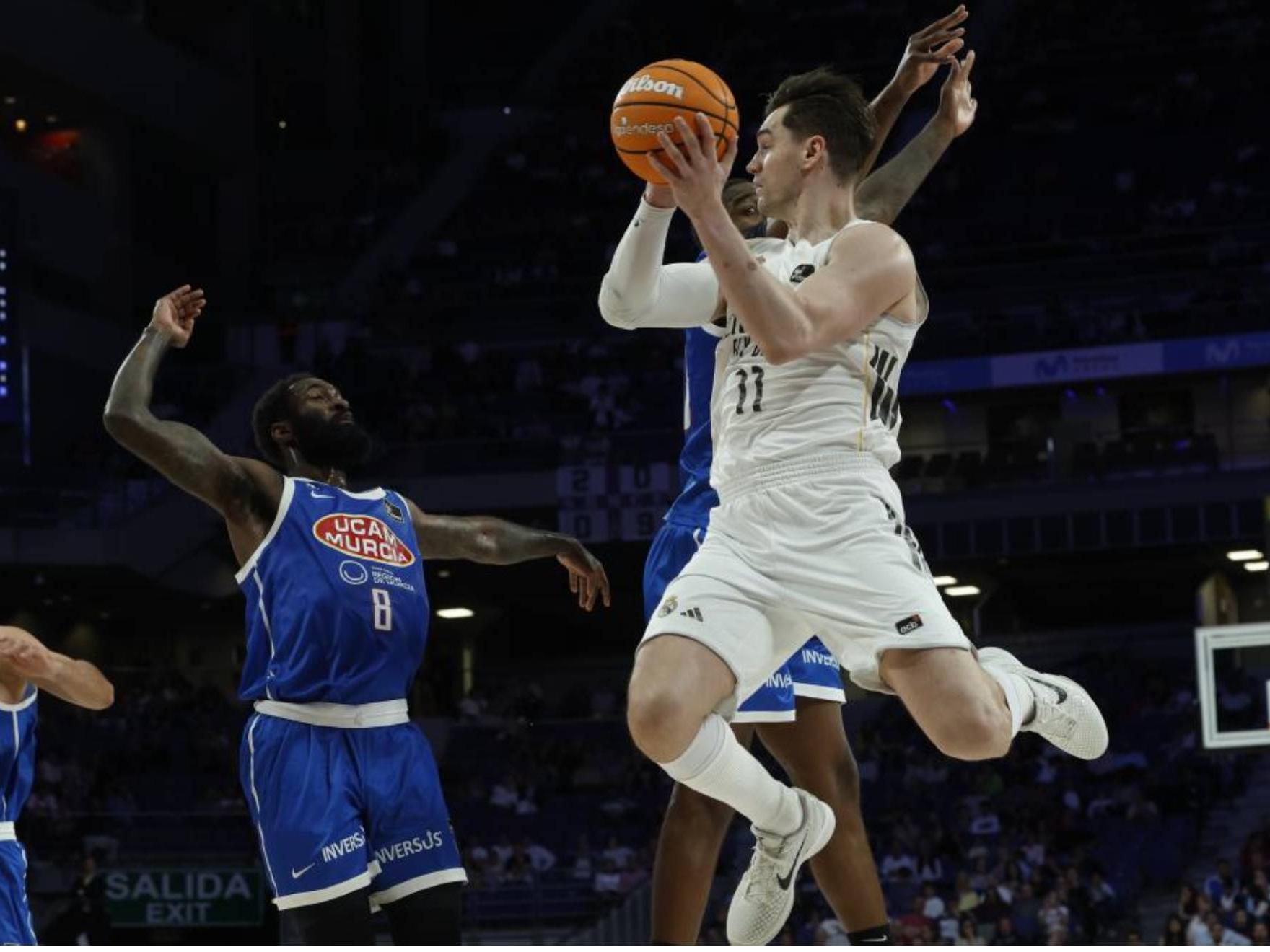 Mario Hezonja salta mientras busca un pase en el partido ante el UCAM Murcia.