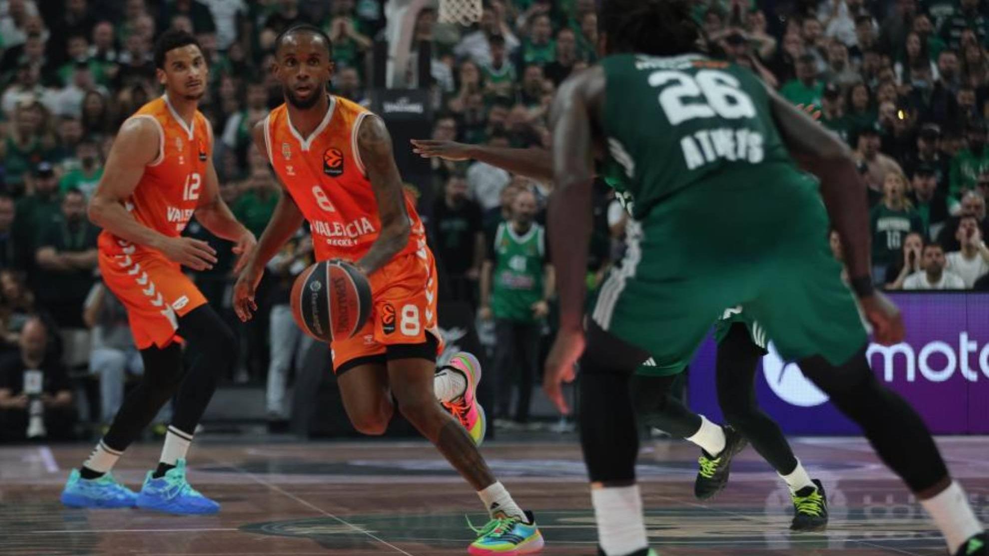 Jean Montero, durante uno de los encuentros del Valencia Basket en el OAKA.