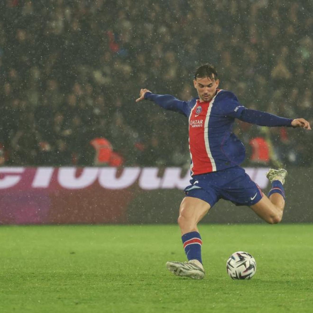 Fabián Ruiz dispara a puerta contra el Brest.