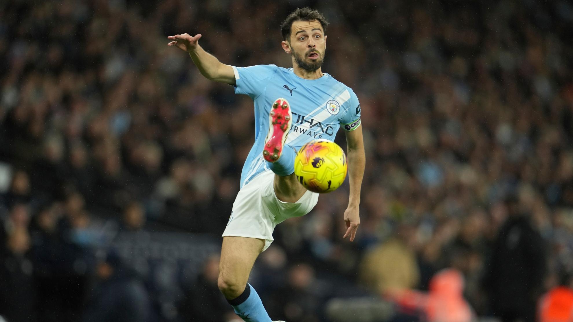 BERNARDO SILVA CONTROLA UN BALÓN.