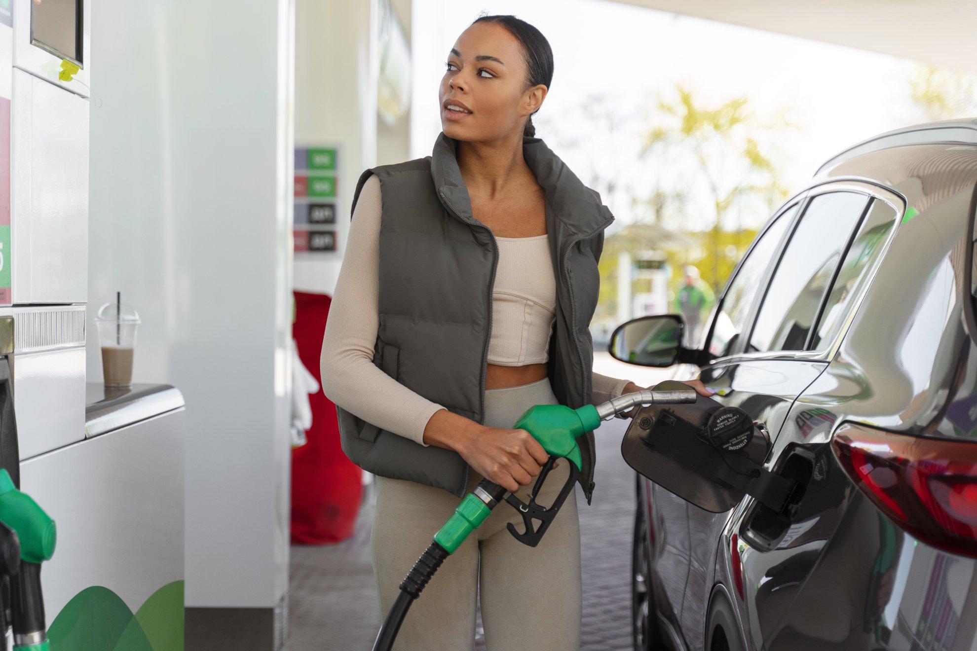 El IVA de los combustibles continuará en el 10% un mes más.