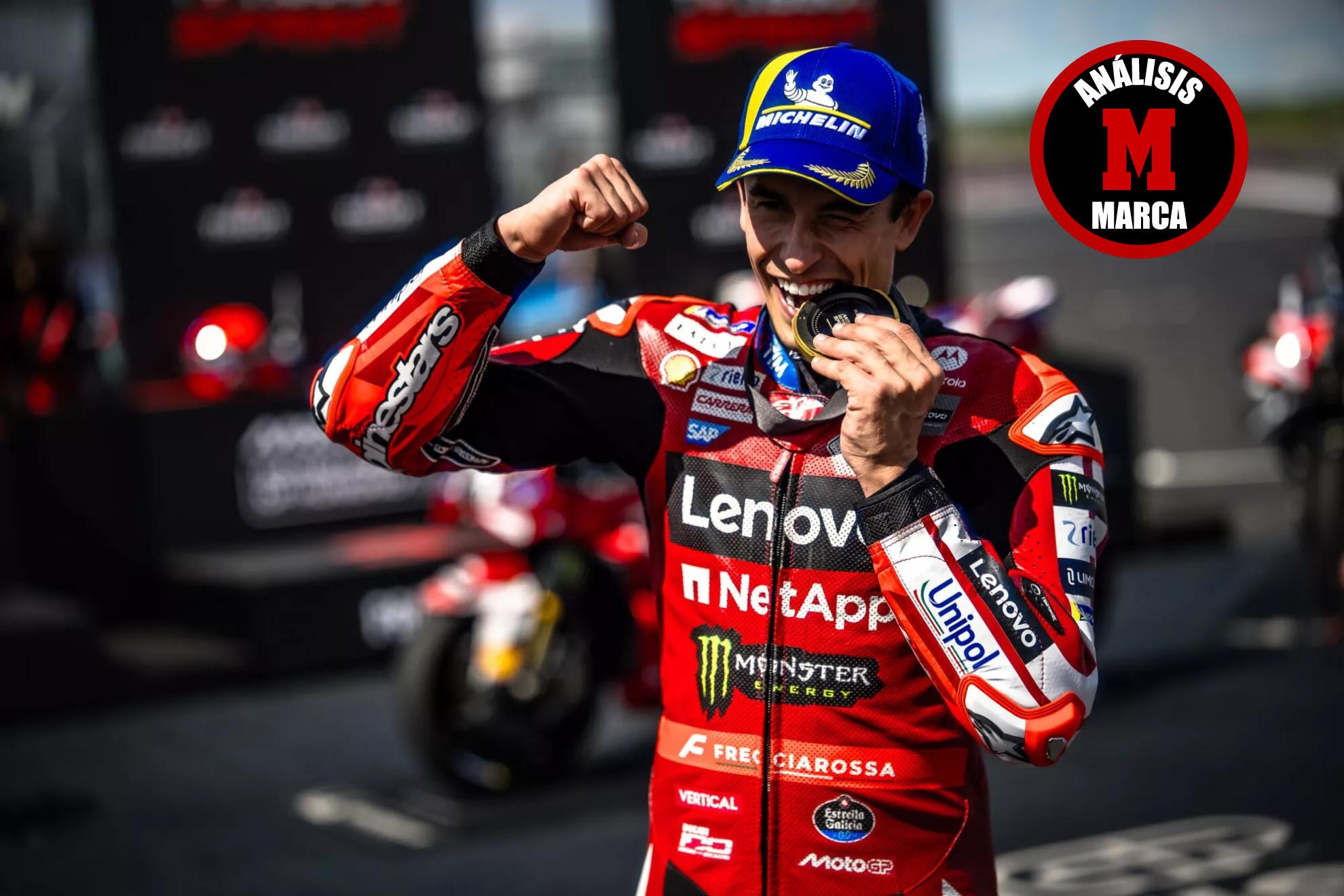 Marc Márquez muerde su medalla. DUCATI