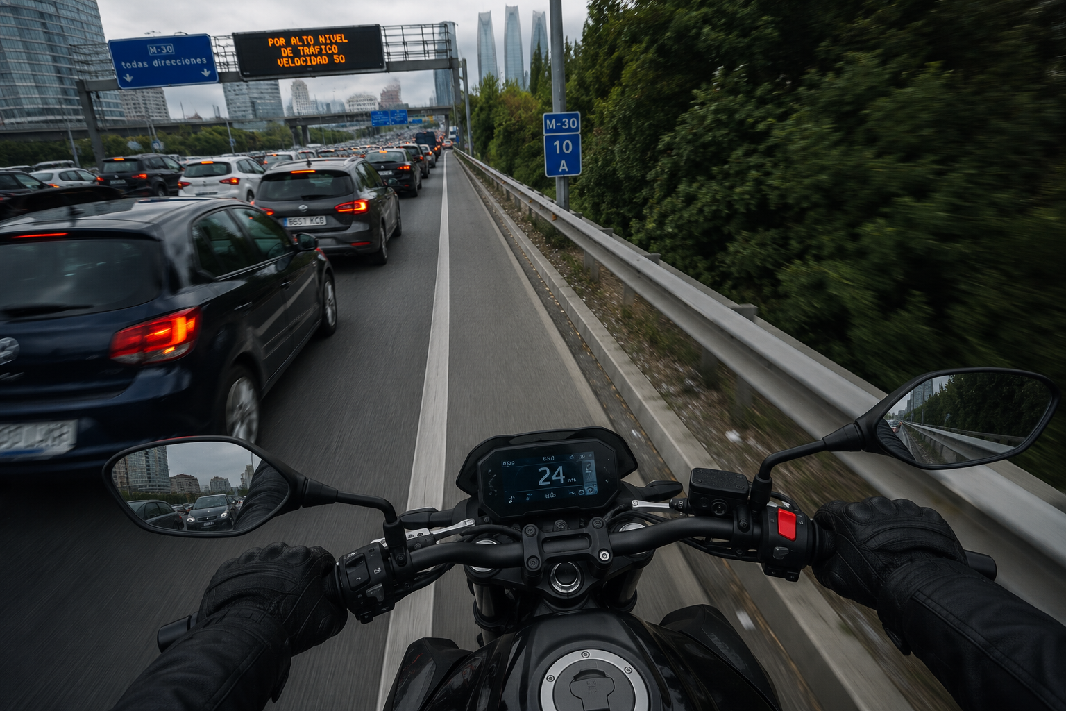 Las motos podrán circular por el arcén en atascos Imagen generada por IA