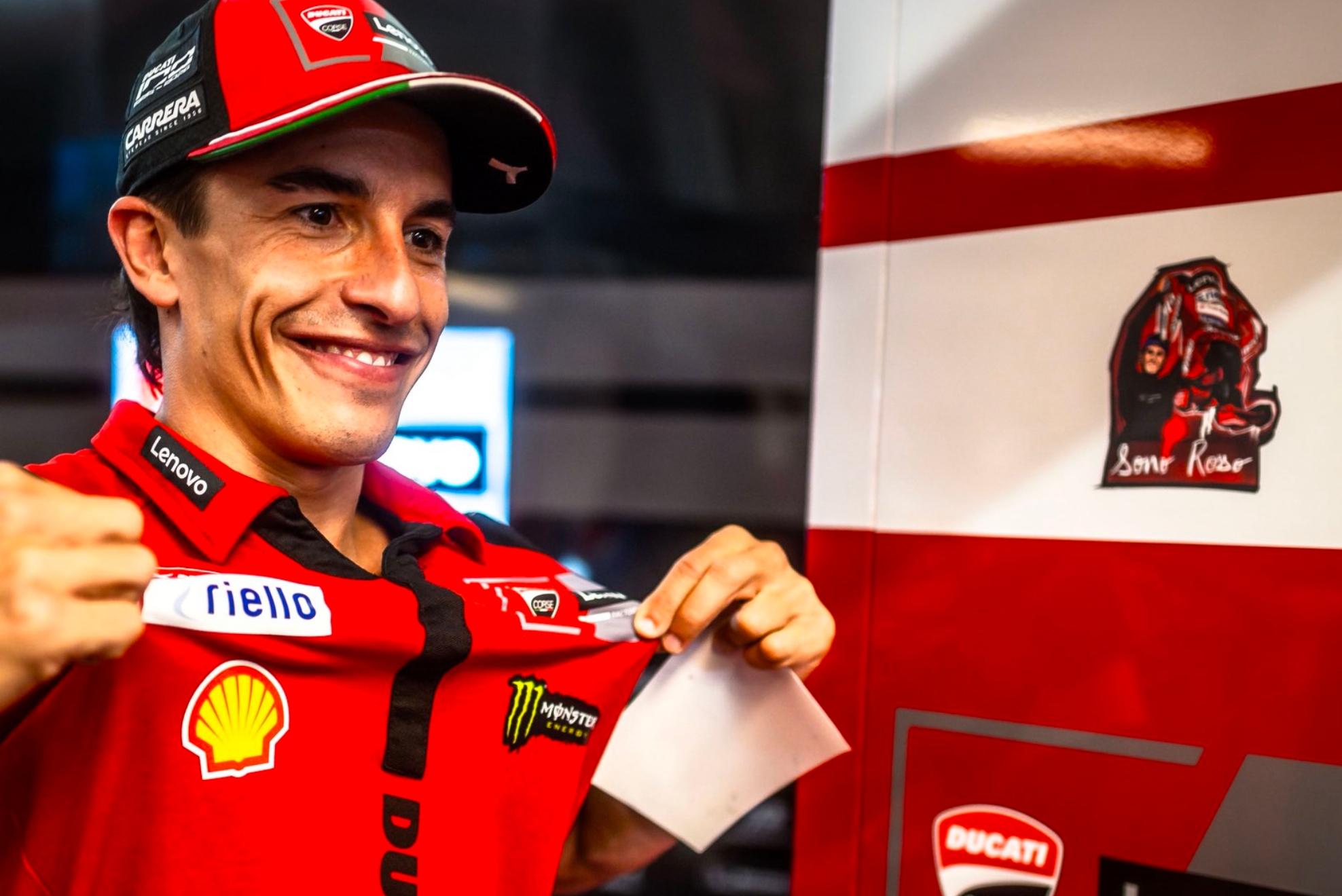 Marc Márquez, con la pegatina de 'Soy rojo', en Assen. DUCATI