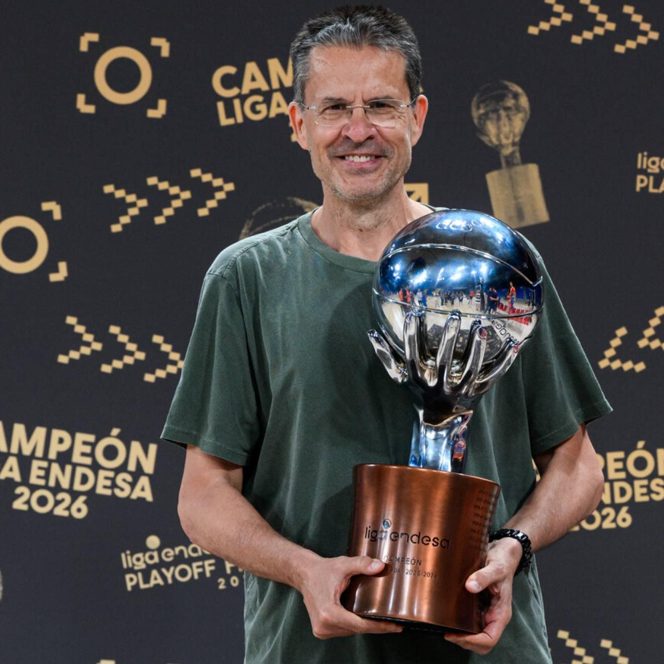 Pedro Martínez, con el trofeo de campeón de la Liga Endesa.