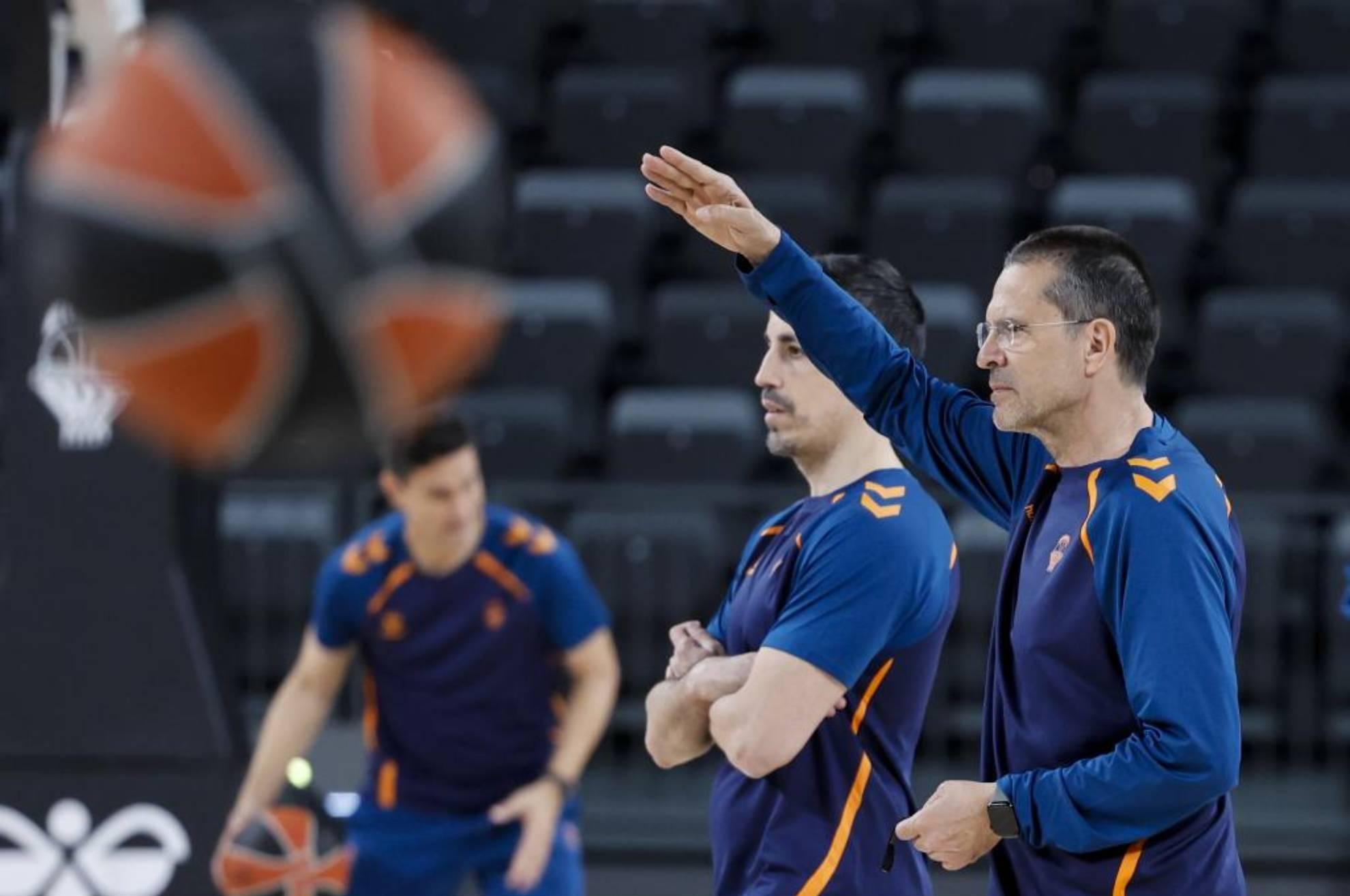 Pedro Martínez hace indicaciones durante un entrenamiento del Valencia Basket.