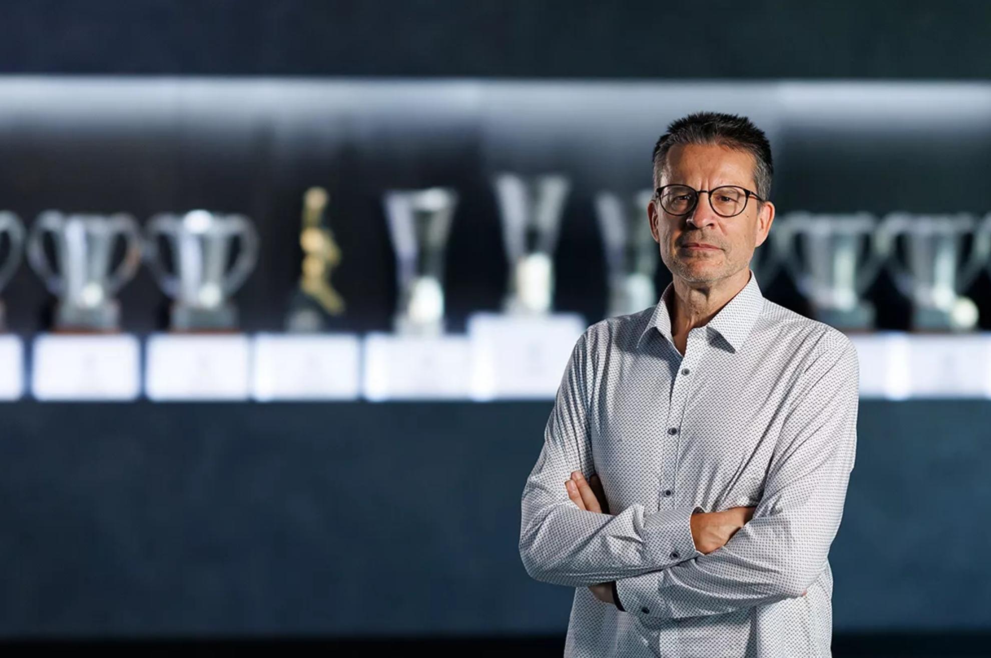 Pedro Martínez, junto a las 11 Euroligas que ha conseguido el Real Madrid en su historia.