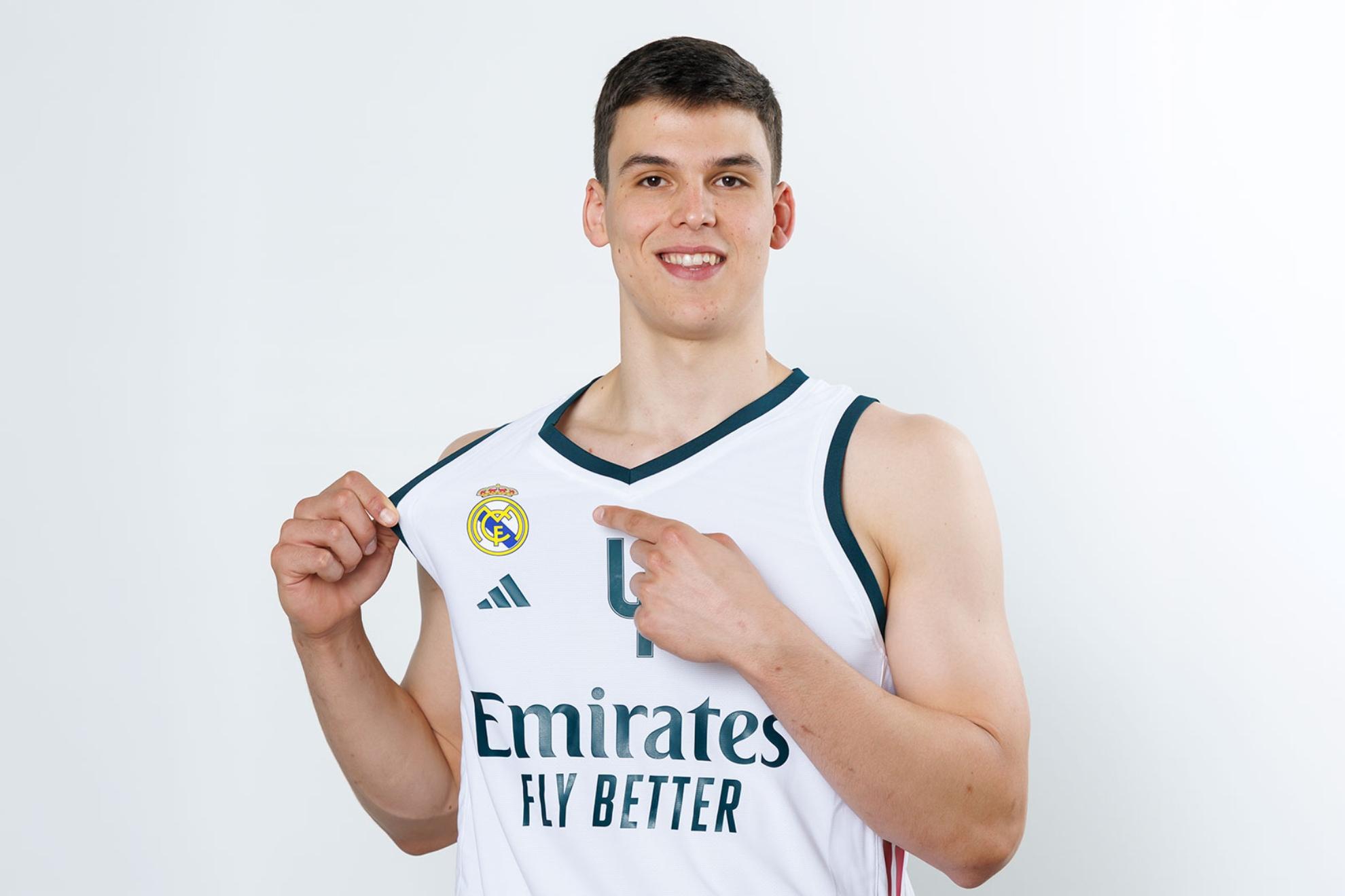 Pradilla con su nueva camiseta.