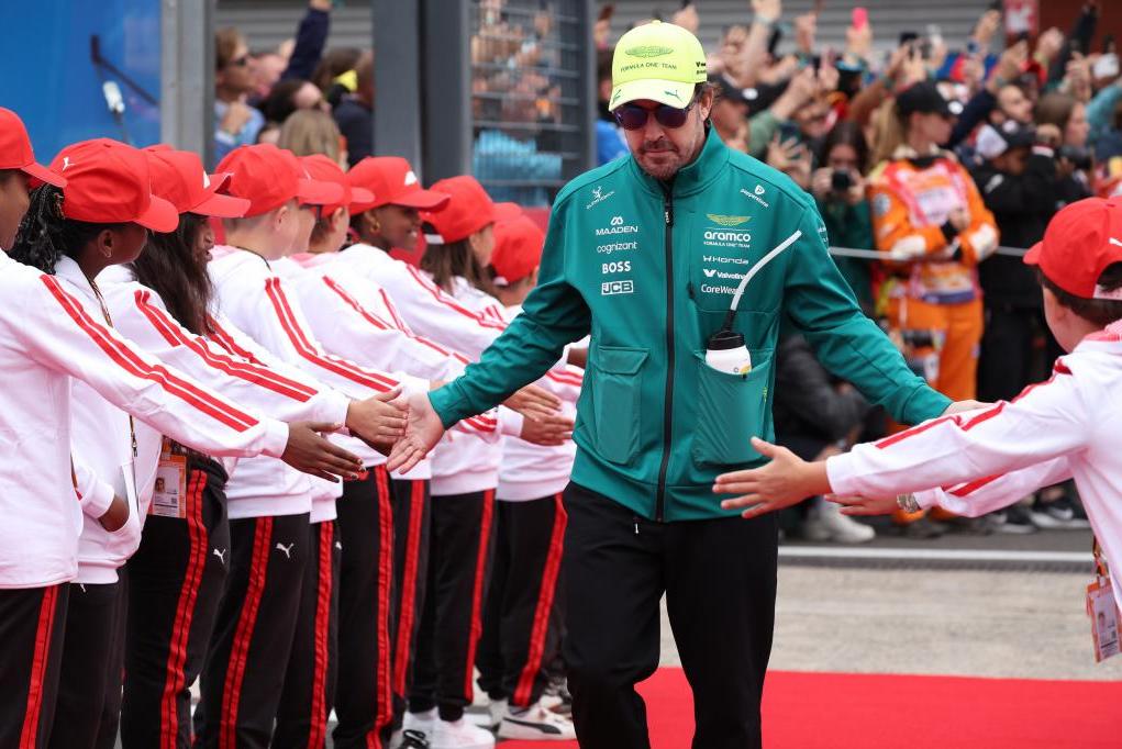 Fernando Alonso, saludando a los chavales de F1 en la parrilla.