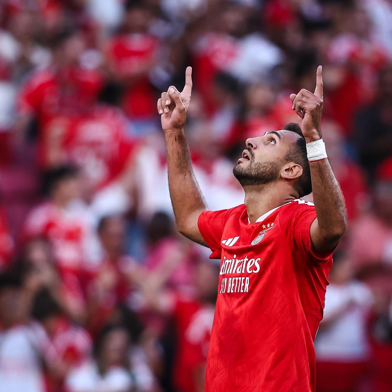 Pavlidis celebra uno de los goles del Benfica. EFE.