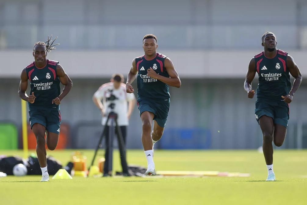 Diomandé, Mbappé y Konaté durante un entrenamiento en Valdebebas.