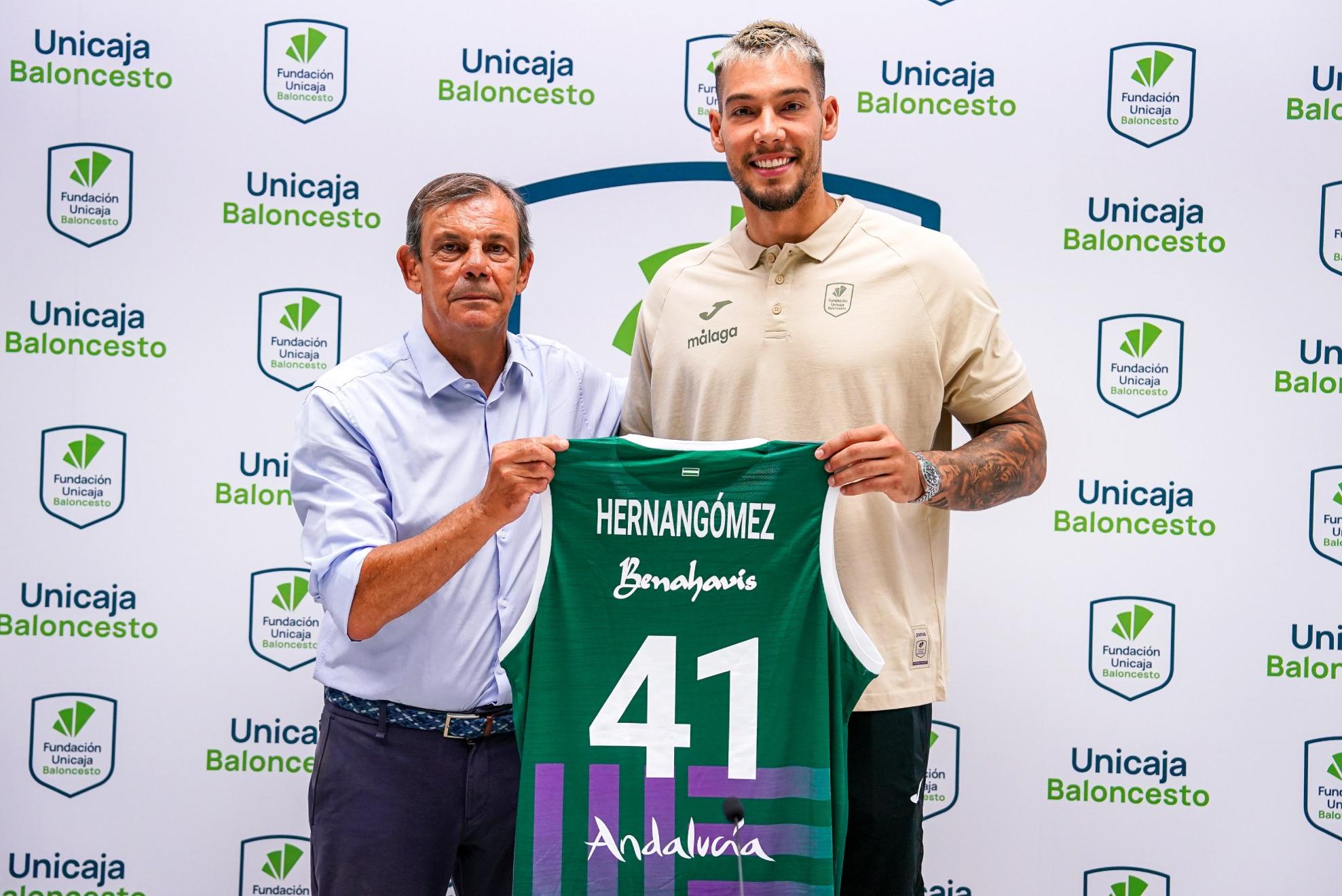 Juanma Rodríguez, director deportivo del Unicaja, con Willy Hernangómez. UNICAJACB PHOTOPRESS