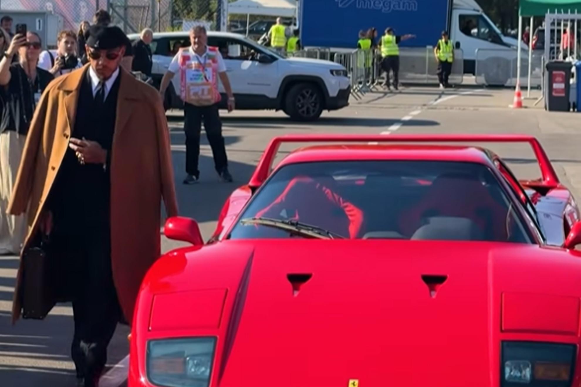 Lewis Hamilton llega a Monza con su flamante F40 Ferrari