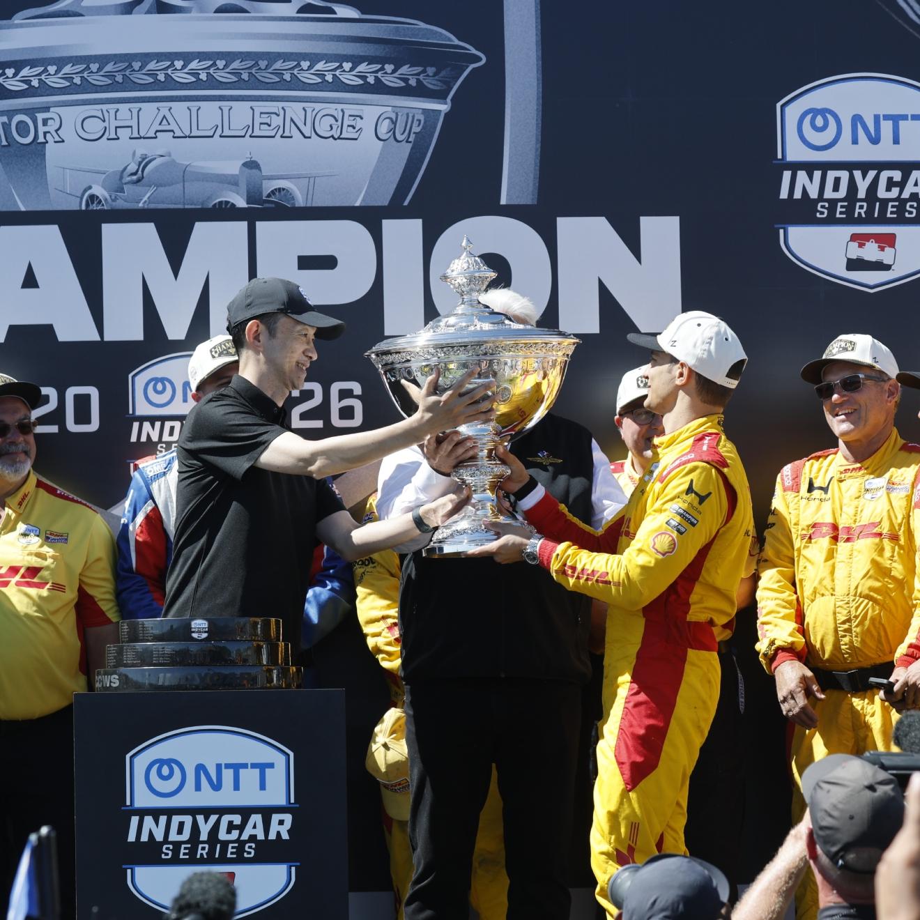 Como es tradición, al final de la temporada se entrega el trofeo de ganador del campeonato. Palou recibe su quinta Copa Astor de campeón de la IndyCar. HRC Actualizado: 07/09/2026 00:27 horas