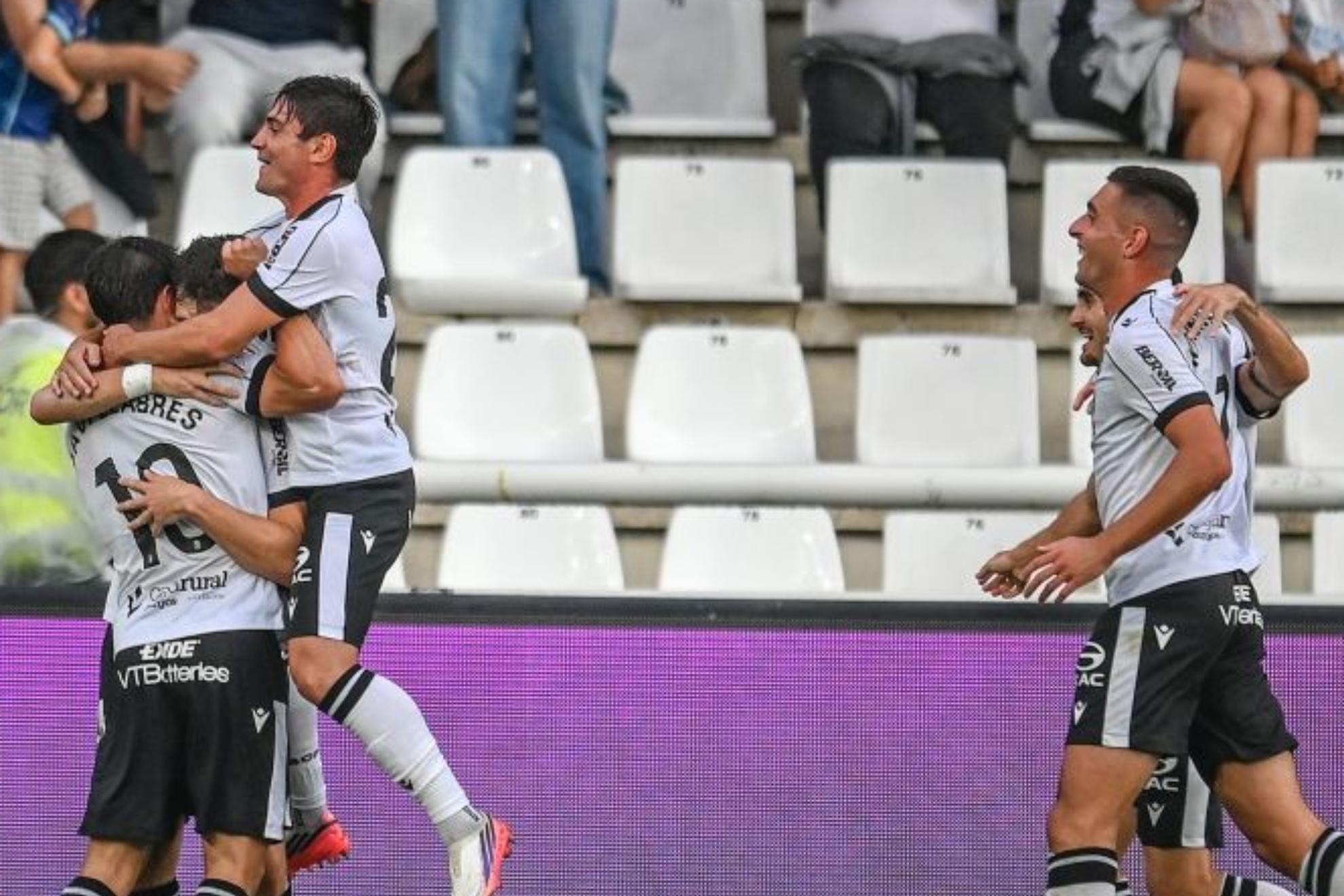 Los jugadores del Burgos celebrando el gol de la victoria. LALIGA