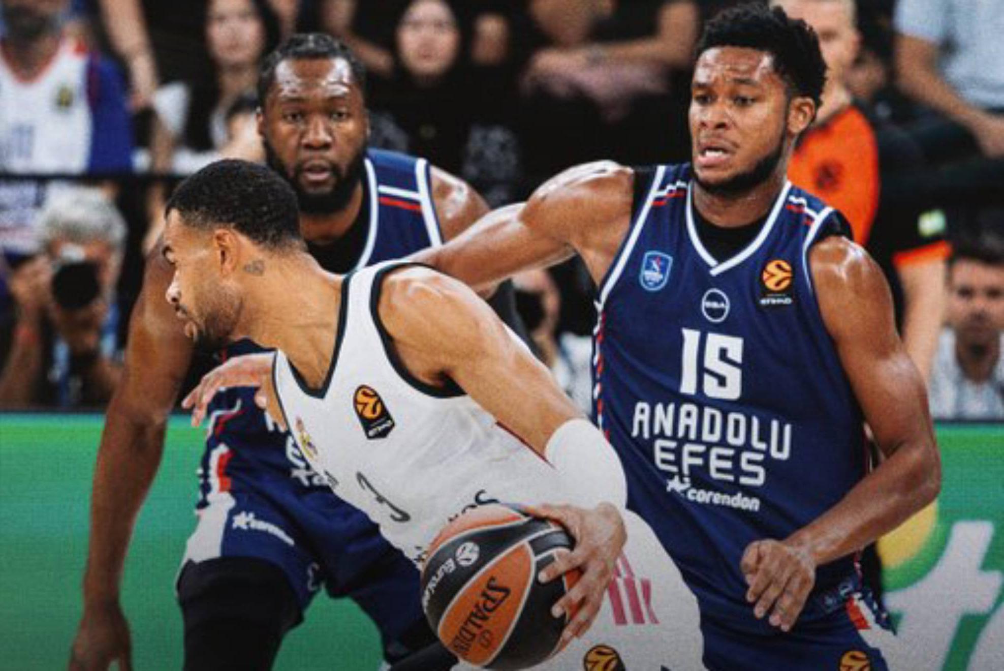 Timothe Luwawu-Cabarrot trata de superar la defensa de PJ Dozier y Bruno Fernando. @RMBaloncesto
