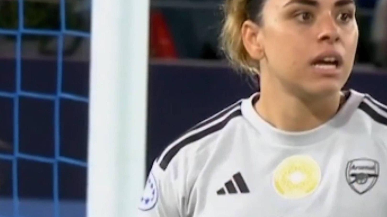 Leah Williamson cometió un penalti insólito, a lo Marc Pubill (Atlético de Madrid) contra el F.C. Barcelona en 2026, y el Arsenal dejó escapar una ventaja de dos goles para terminar empatando ante el Paris FC en la Liga de Campeones Femenina.