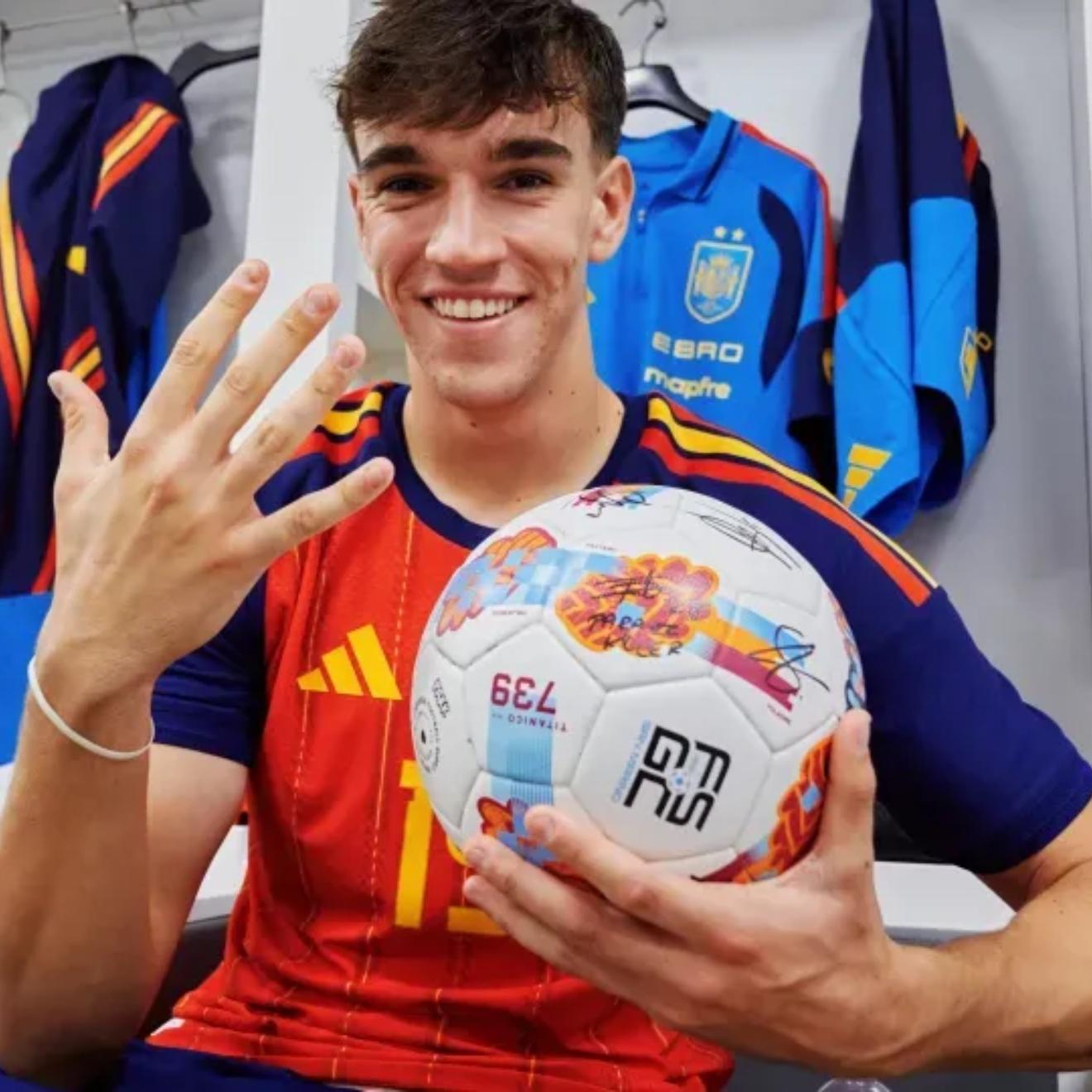 Espí, con el balón tras anotar un repóker ante San Marino. RFEF