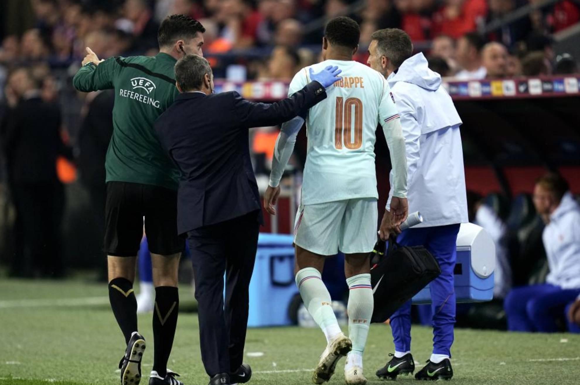 Mbappé se retira lesionado en el partido ante Turquía. EFE