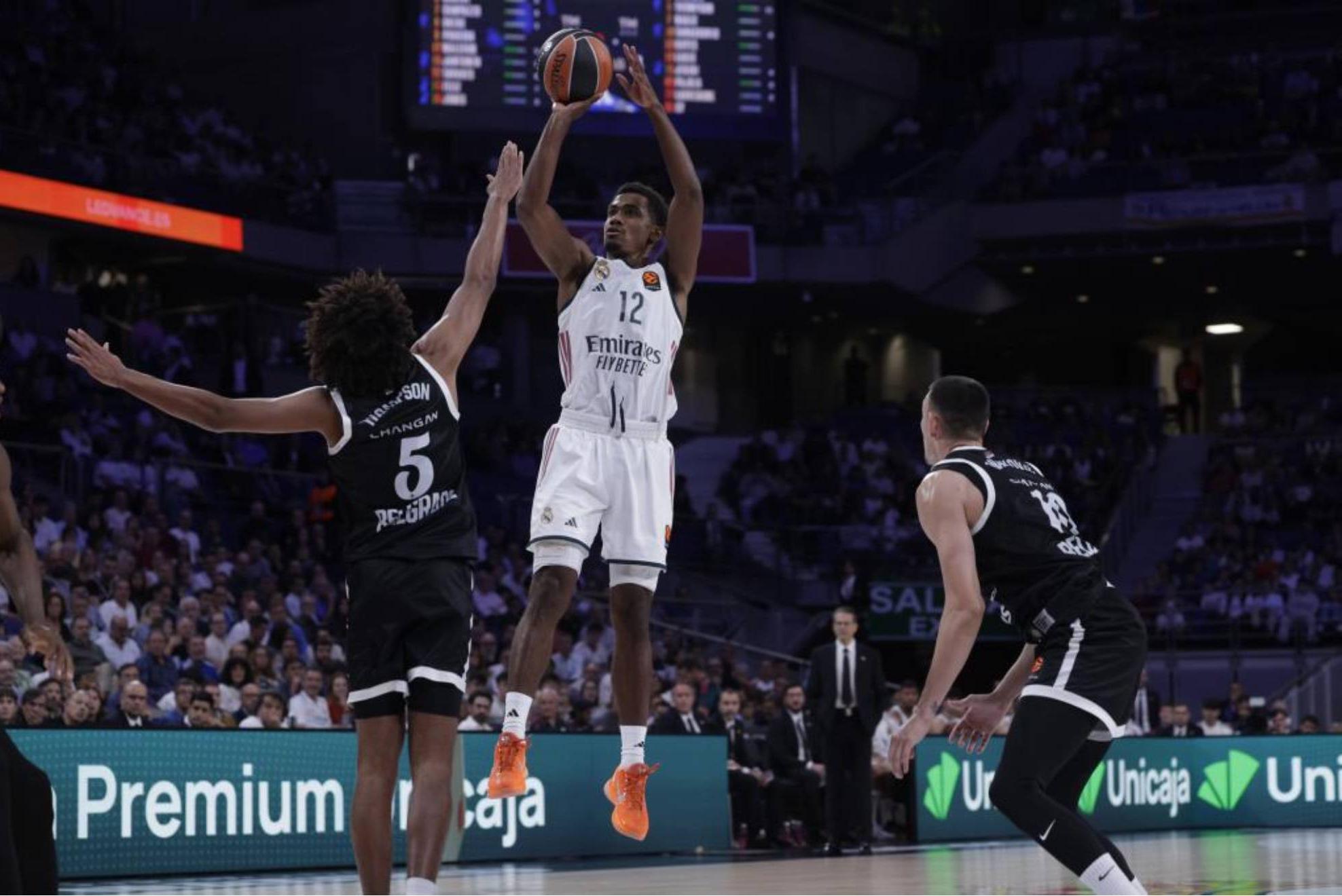 Theo Maledon lanza a canasta ante la defensa de Ethan Thompson. EFE